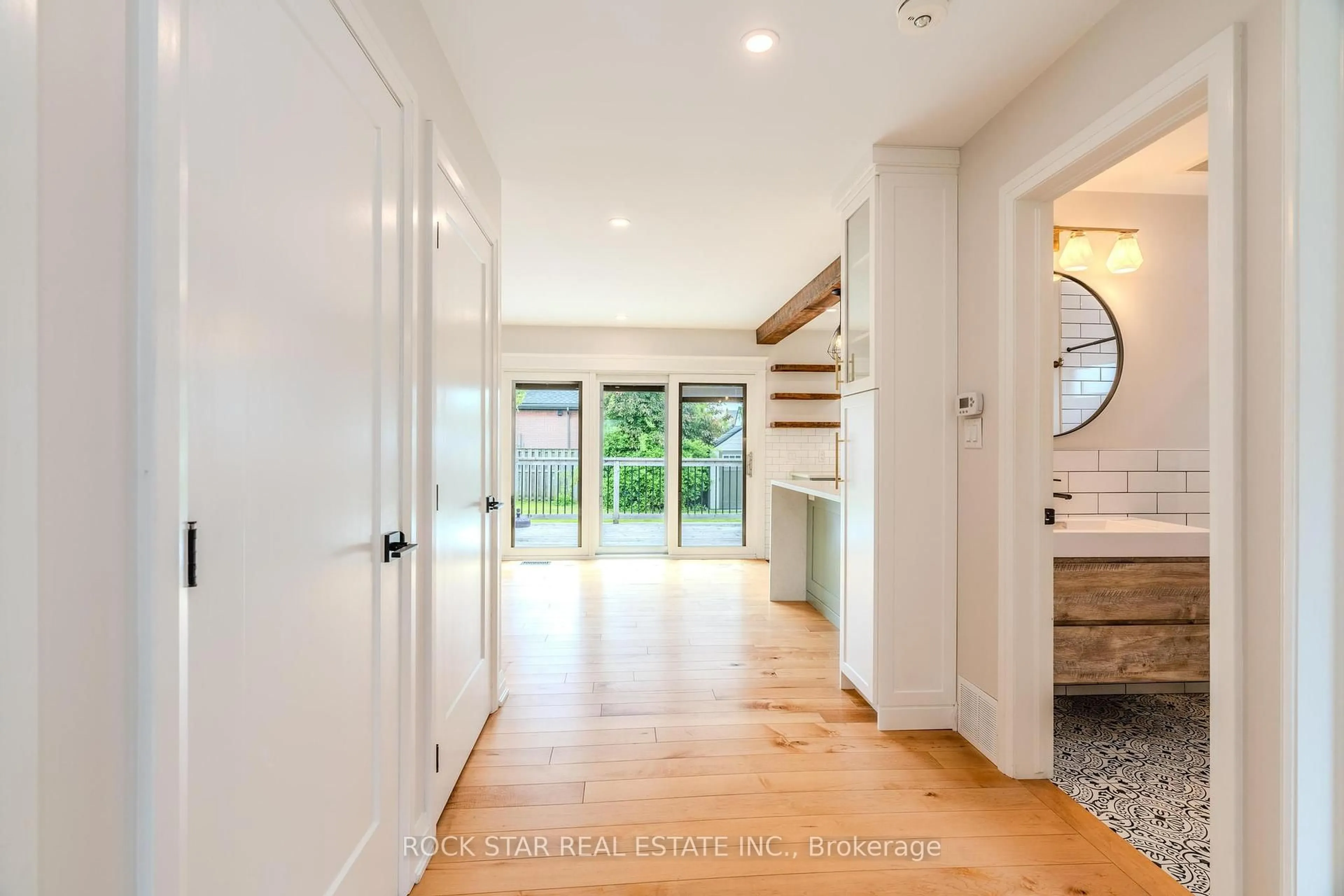 Indoor entryway for 14 Cheryl Ave, Hamilton Ontario L8V 1X9