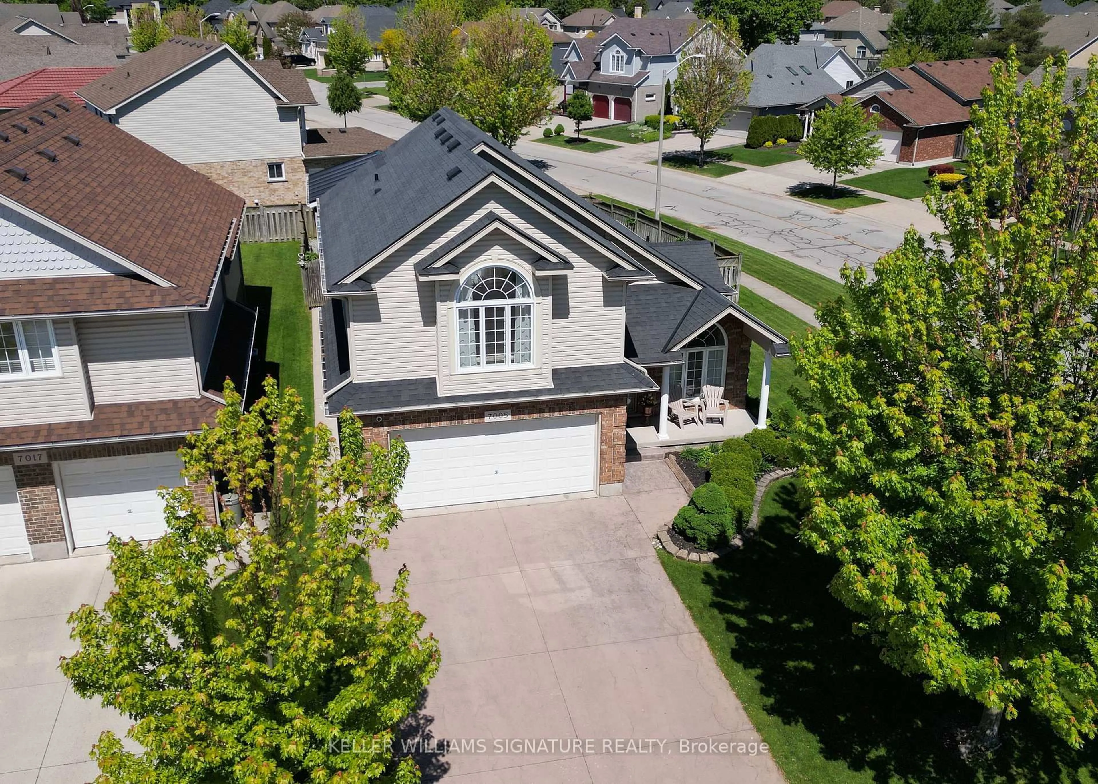 A pic from outside/outdoor area/front of a property/back of a property/a pic from drone, street for 7005 St Michael Ave, Niagara Falls Ontario L2H 3N9