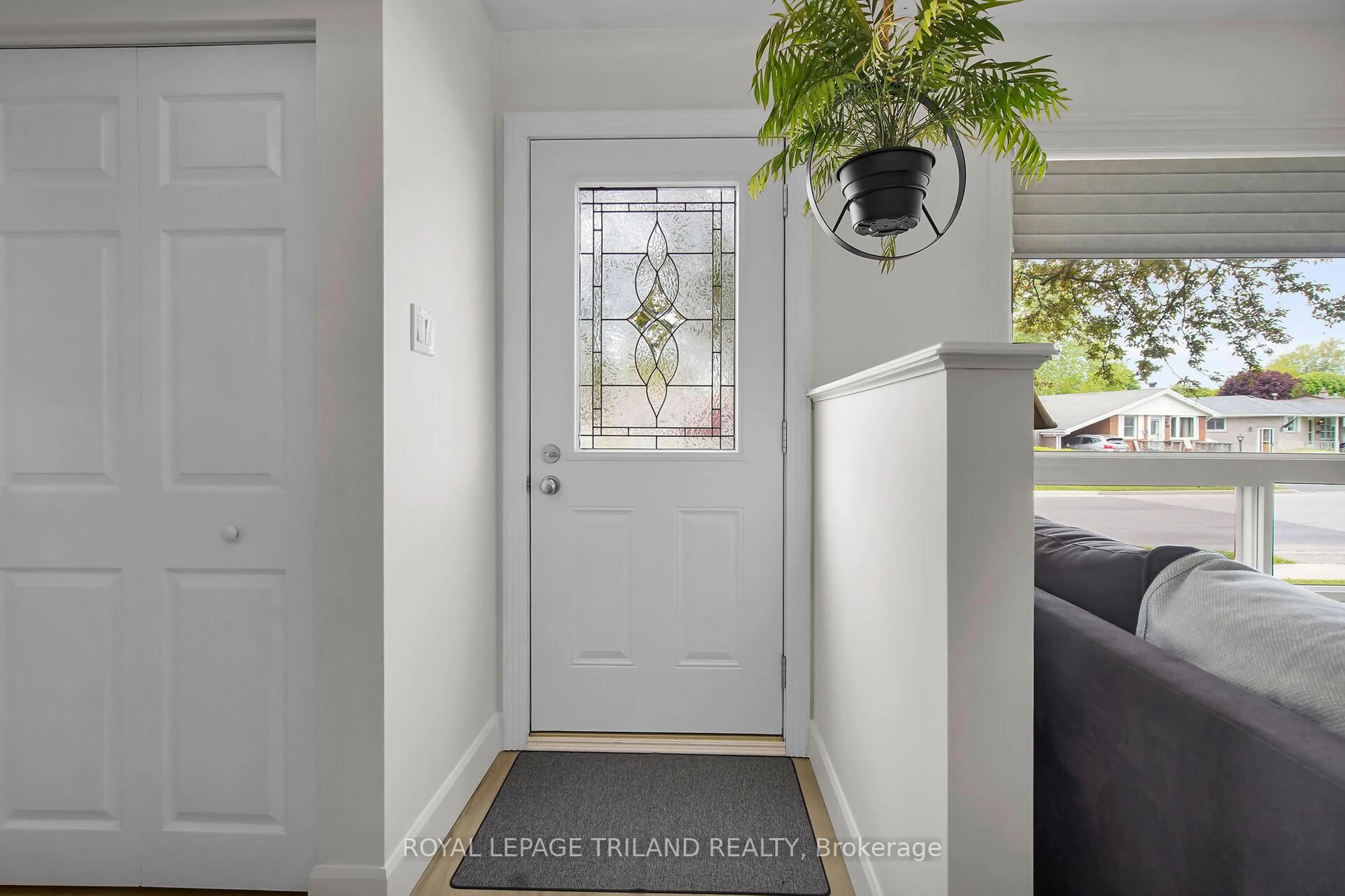 Indoor entryway for 287 Admiral Dr, London East Ontario N5V 1J2