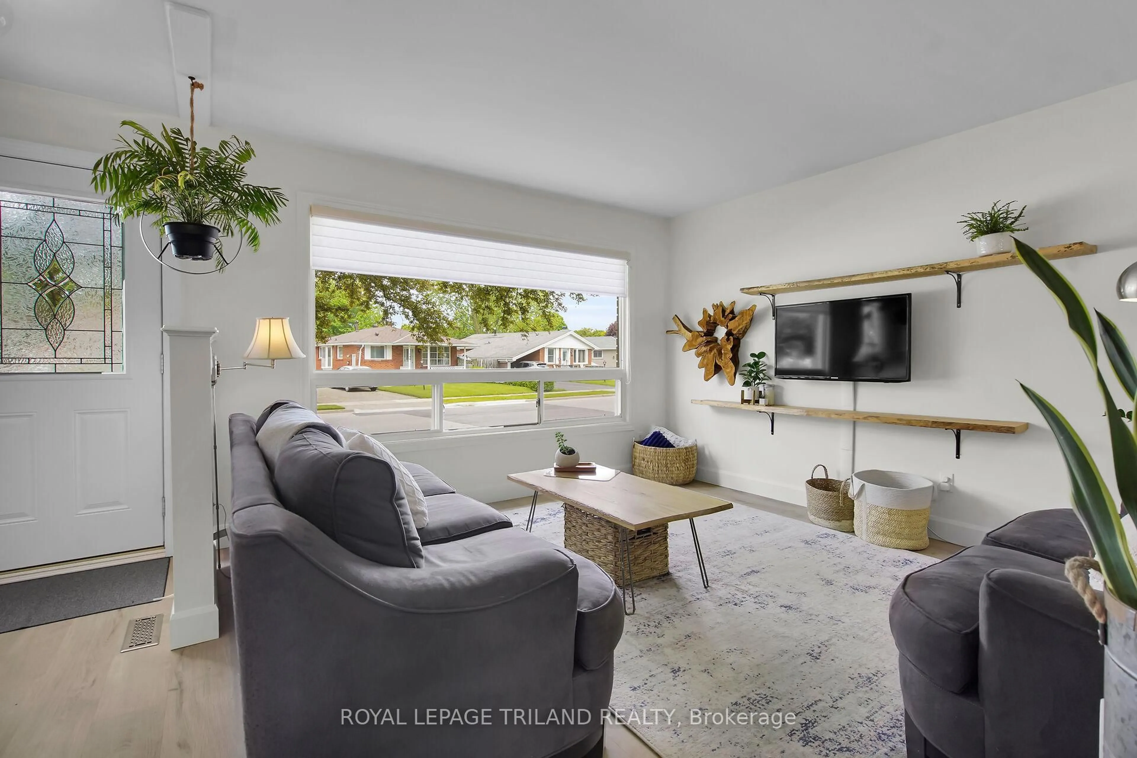 Living room with furniture, unknown for 287 Admiral Dr, London East Ontario N5V 1J2
