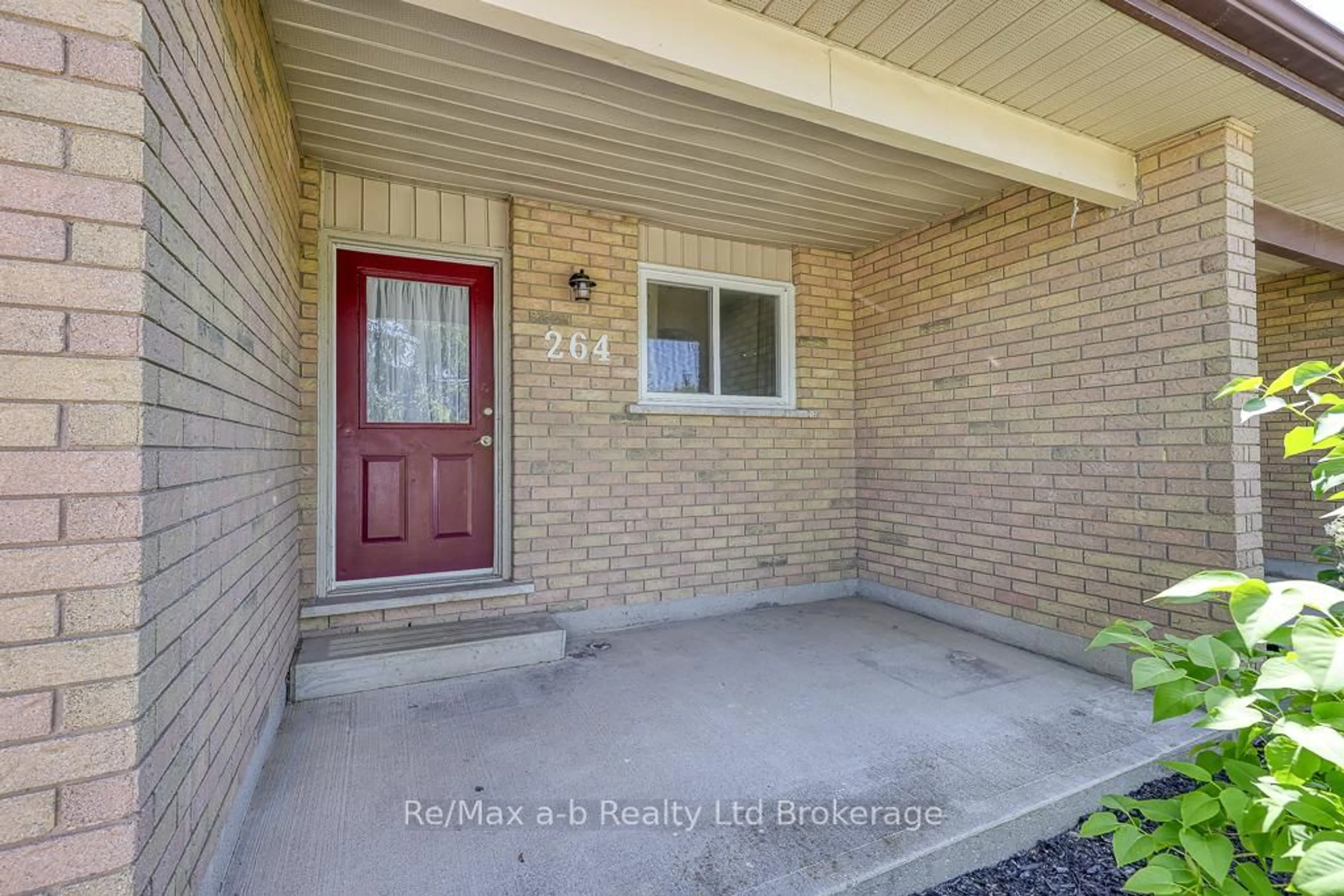 Indoor entryway for 264 Beckett Rd, Ingersoll Ontario N5C 3X6