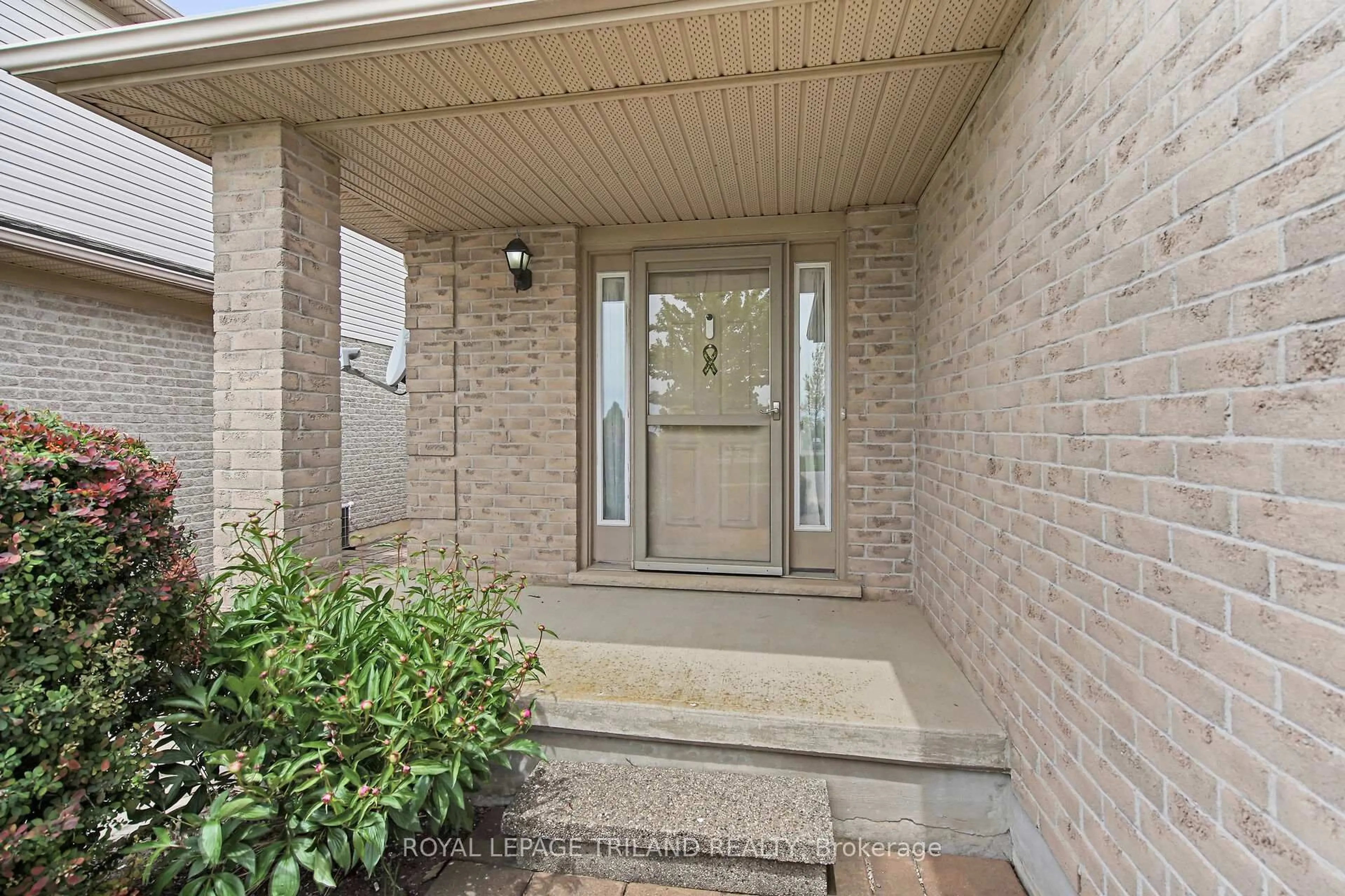 Indoor entryway for 1204 Darnley Blvd, London South Ontario N6M 1J4