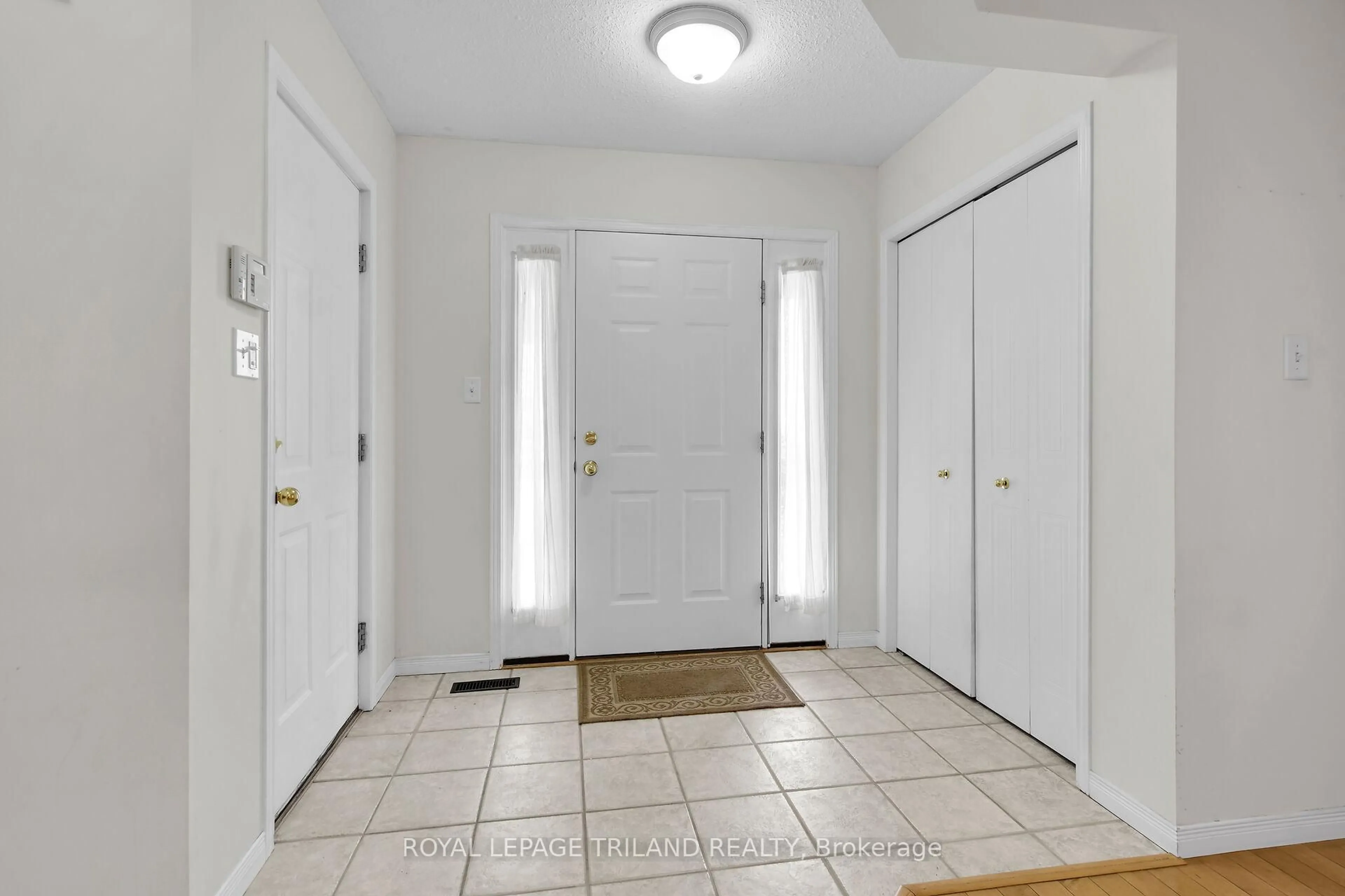 Indoor entryway for 1204 Darnley Blvd, London South Ontario N6M 1J4