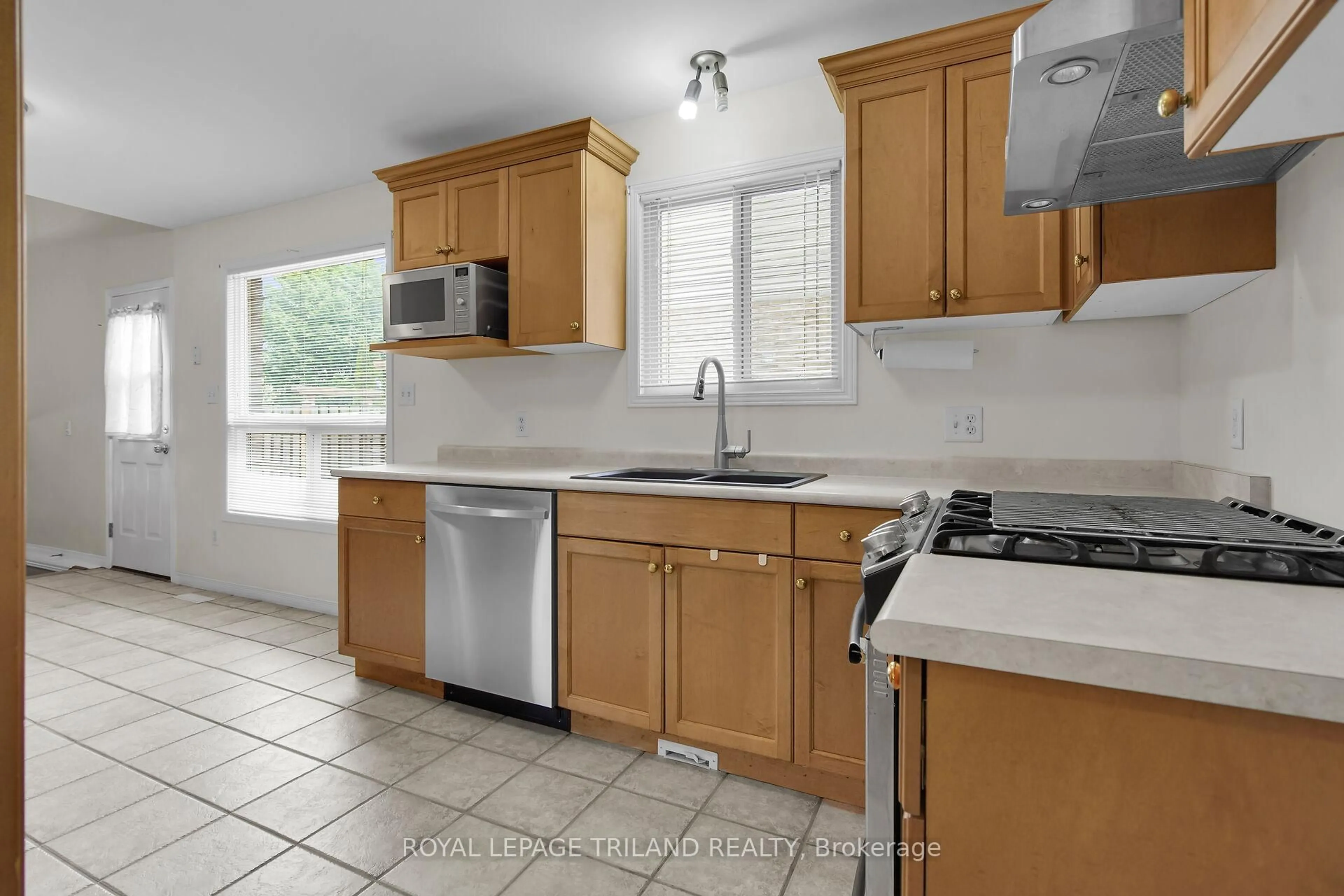 Standard kitchen, ceramic/tile floor for 1204 Darnley Blvd, London South Ontario N6M 1J4