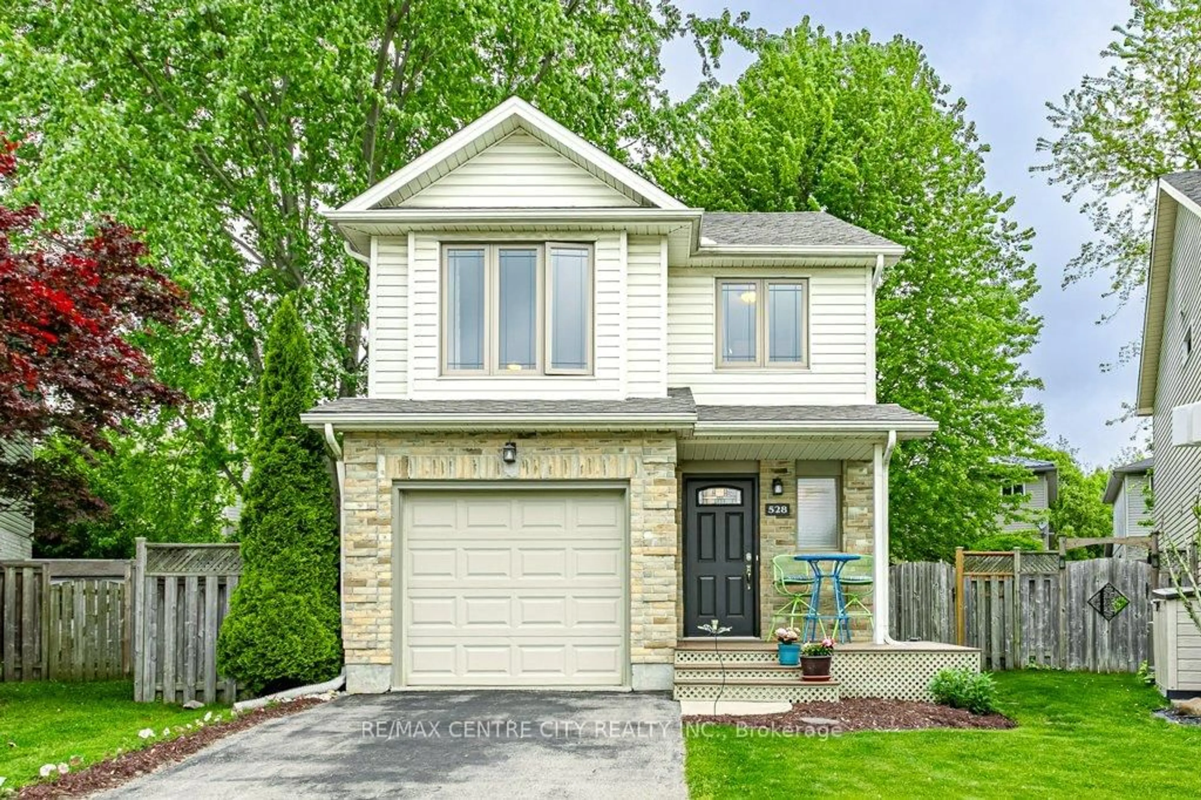 Home with vinyl exterior material, street for 528 Sprucewood Dr, London North Ontario N5X 4J5