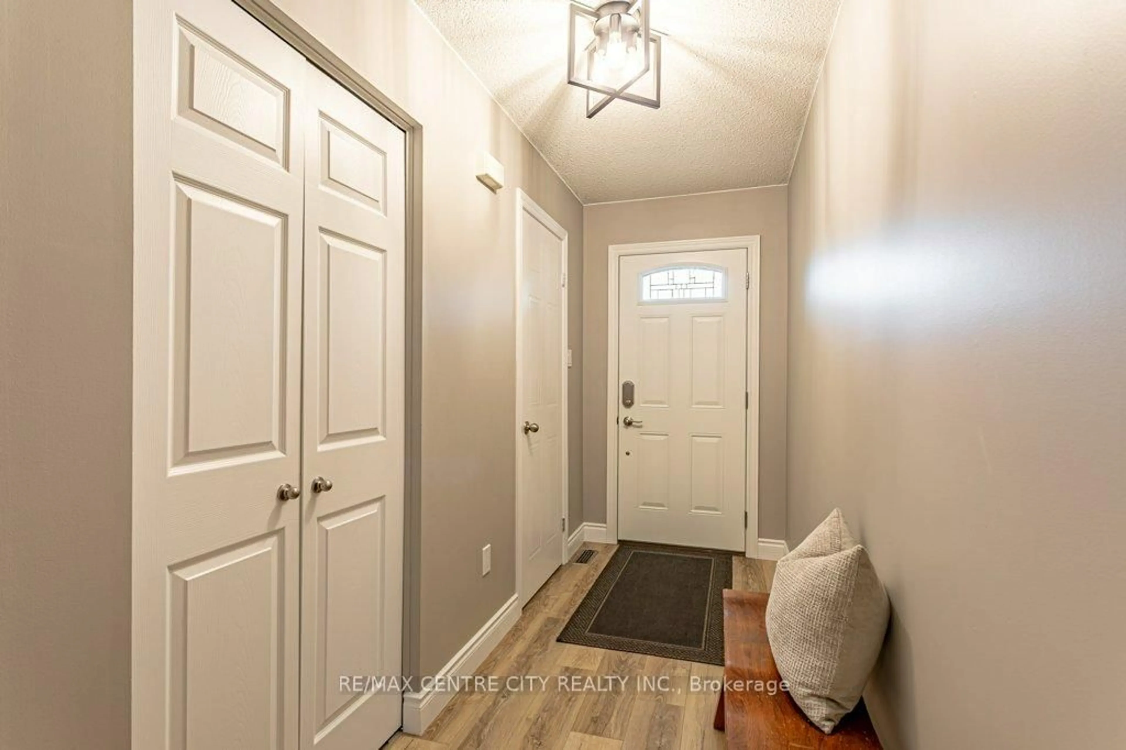 Indoor entryway for 528 Sprucewood Dr, London North Ontario N5X 4J5
