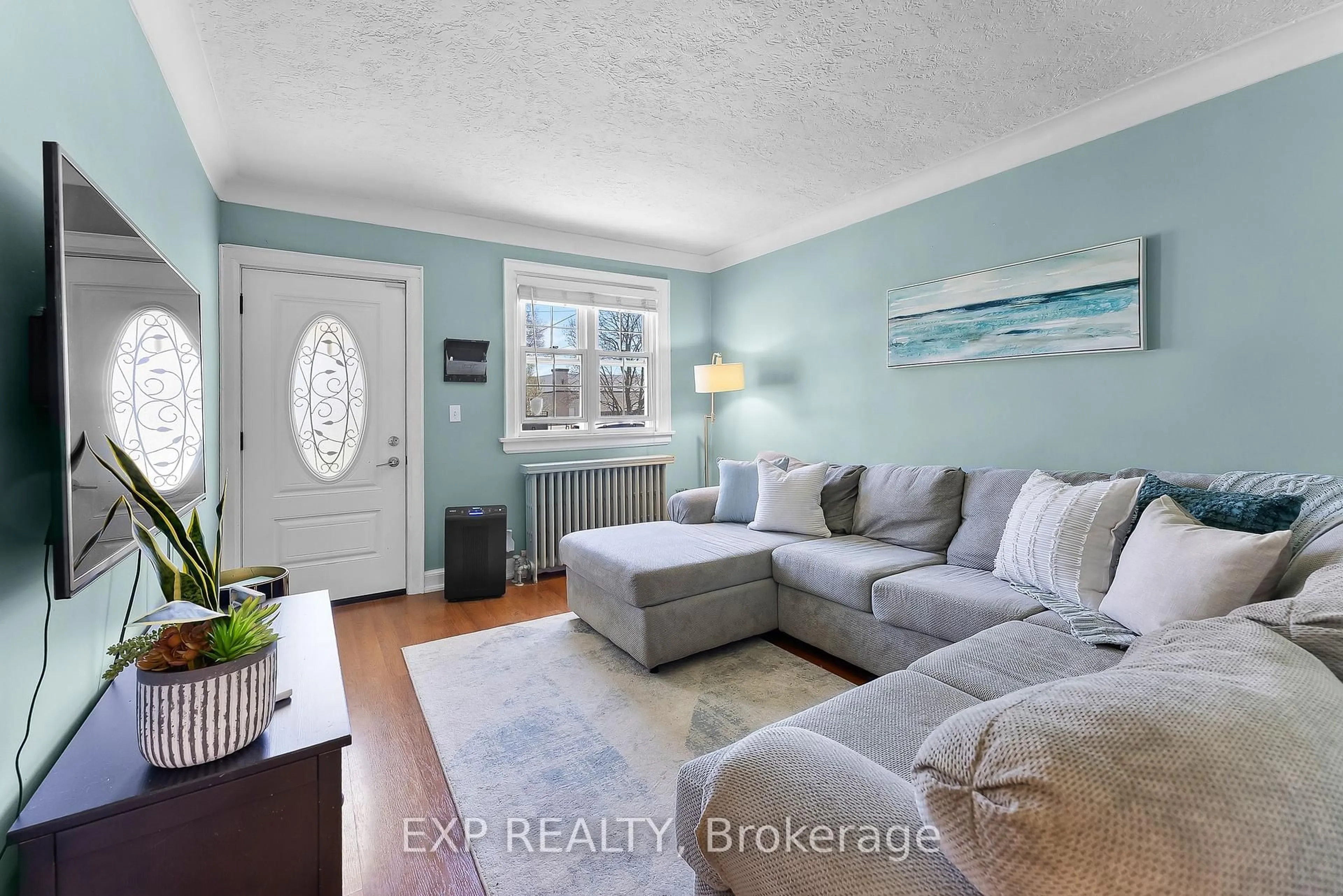 Living room with furniture, unknown for 9 Queen St, Thorold Ontario L2V 2P7