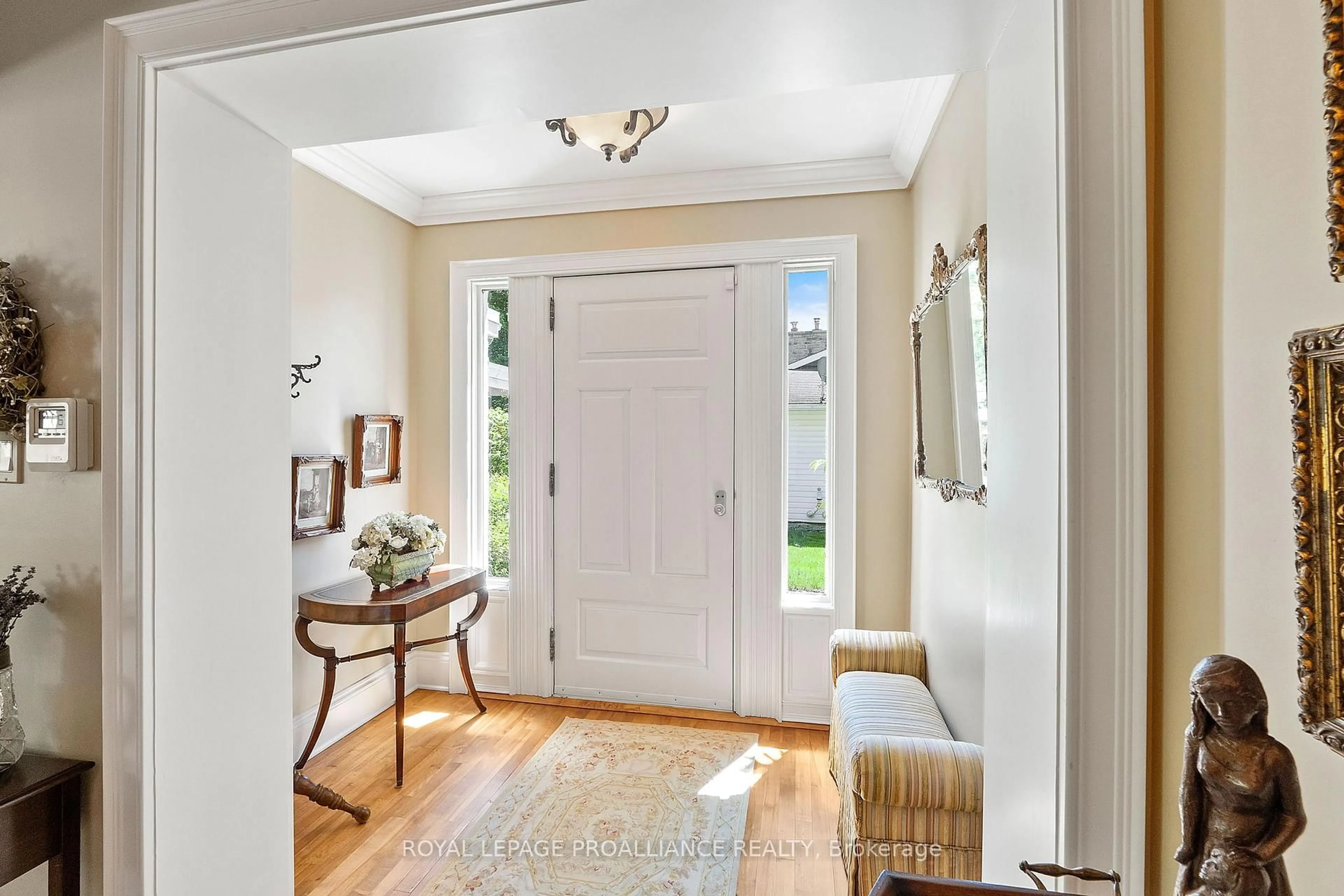 Indoor entryway for 27 Cochrane Dr, Brockville Ontario K6V 2Y7