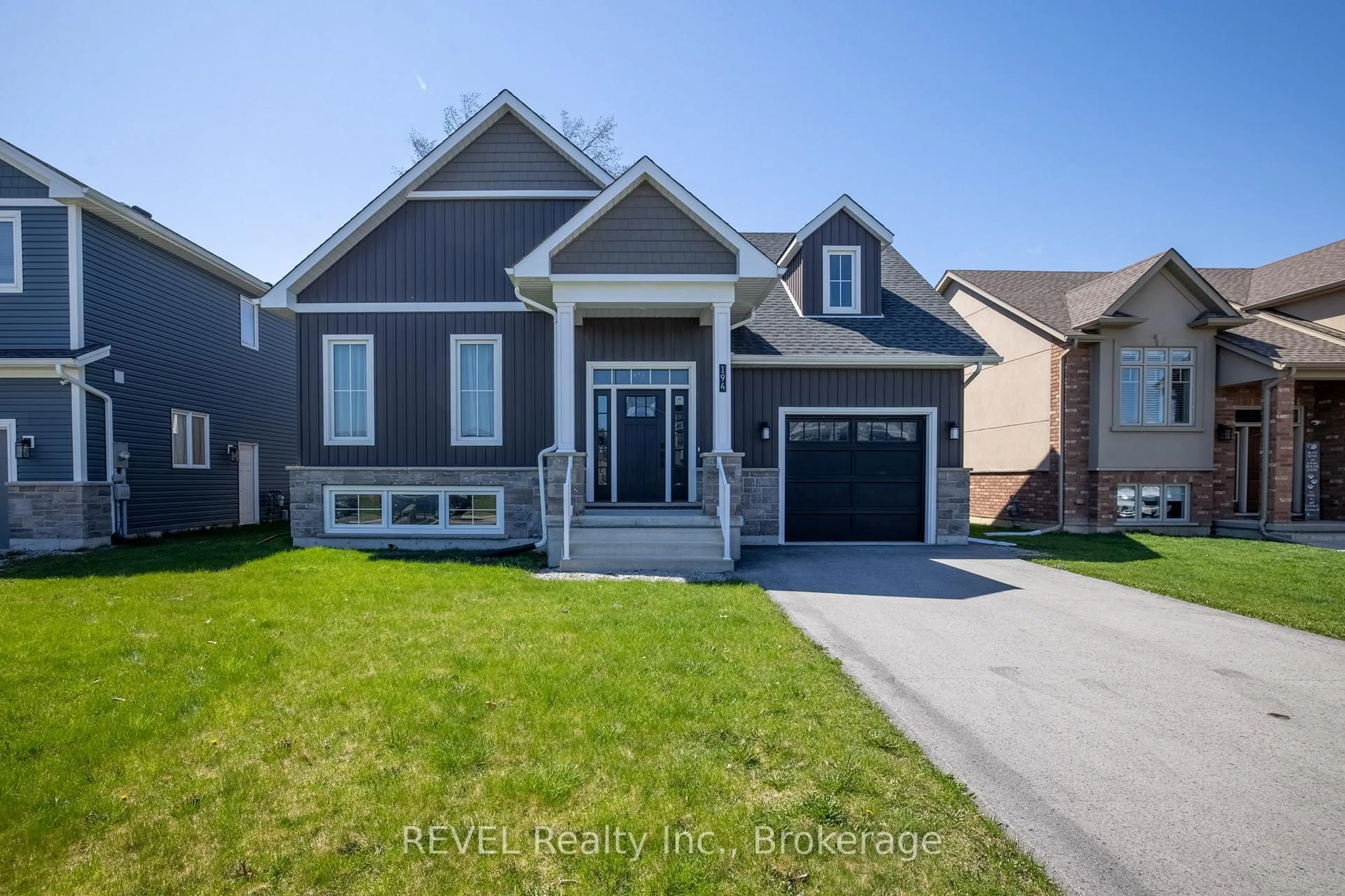 Home with vinyl exterior material, street for 194 Iva St, Welland Ontario L3B 1W6