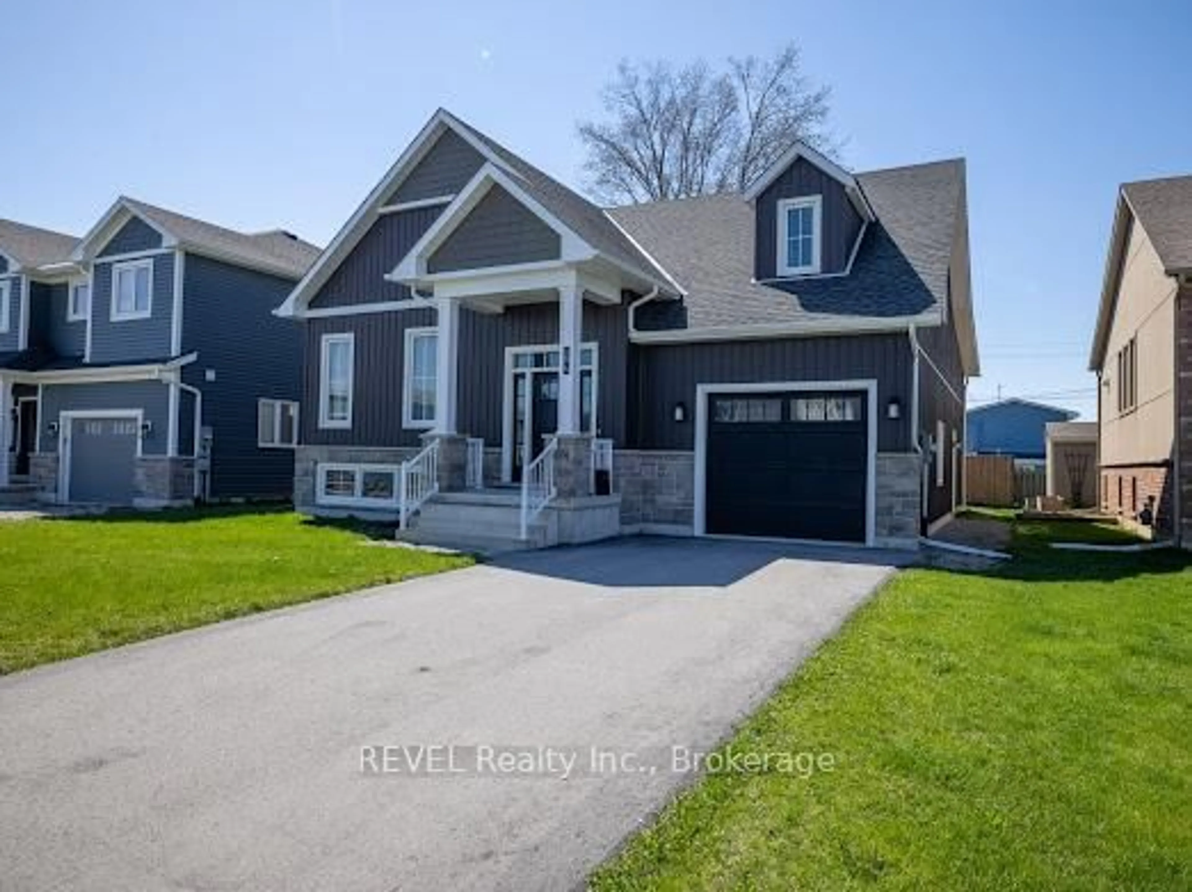 Home with vinyl exterior material, street for 194 Iva St, Welland Ontario L3B 1W6