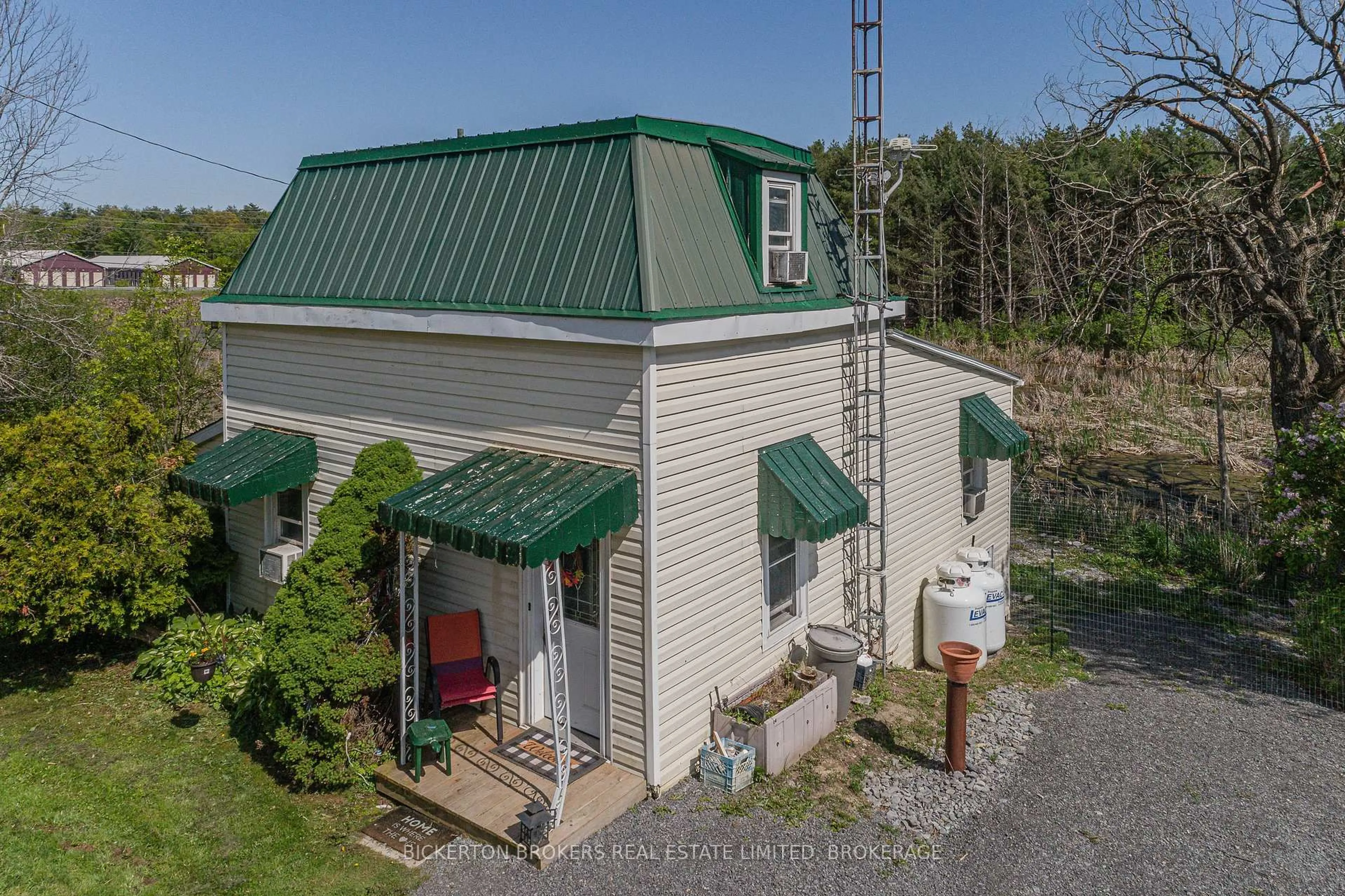 A pic from outside/outdoor area/front of a property/back of a property/a pic from drone, building for 893 County Road 2 Rd, Front of Leeds & Seeleys Bay Ontario K0E 1L0