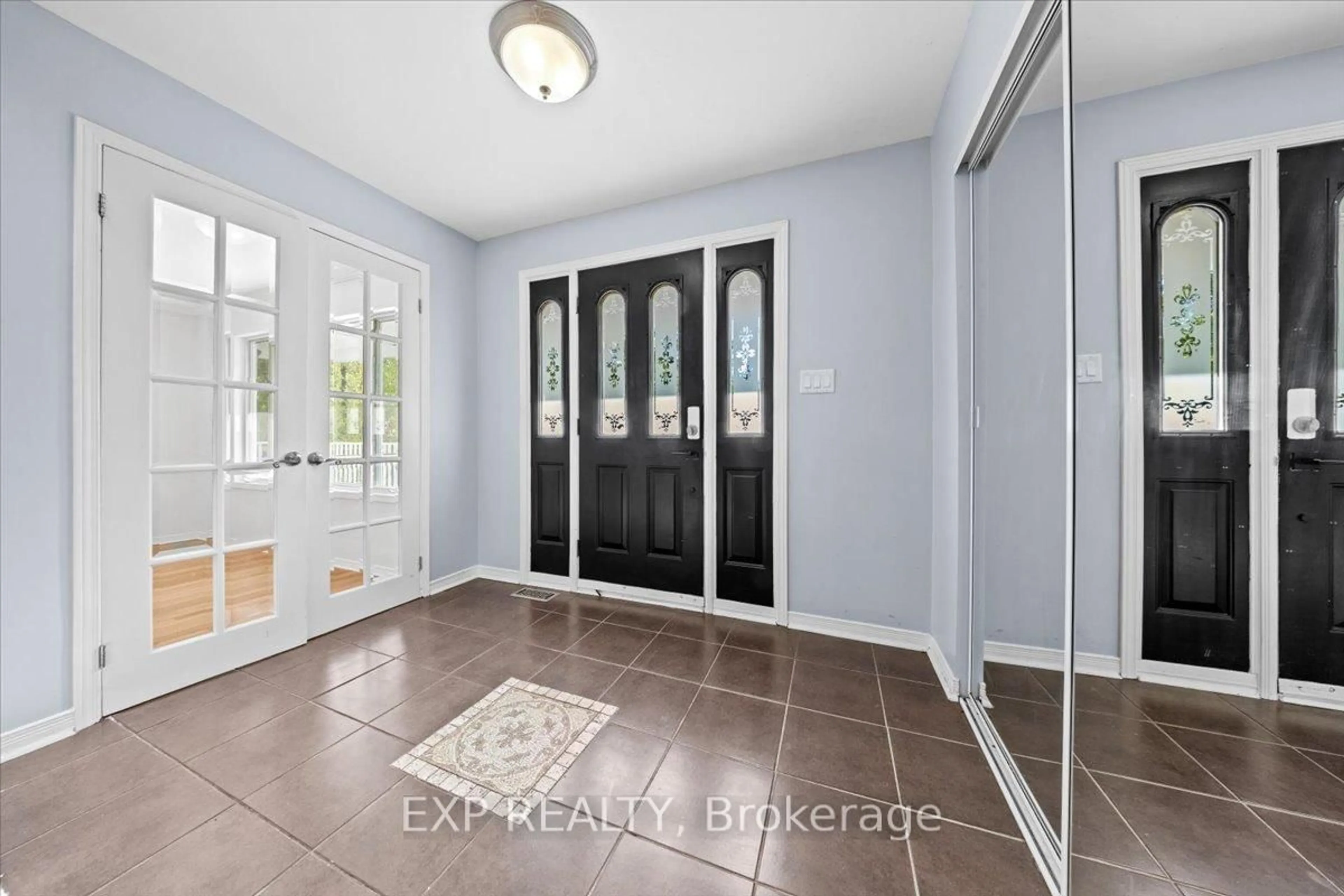 Indoor entryway for 129 Lady Slipper Way, Carp Ontario K0A 1L0
