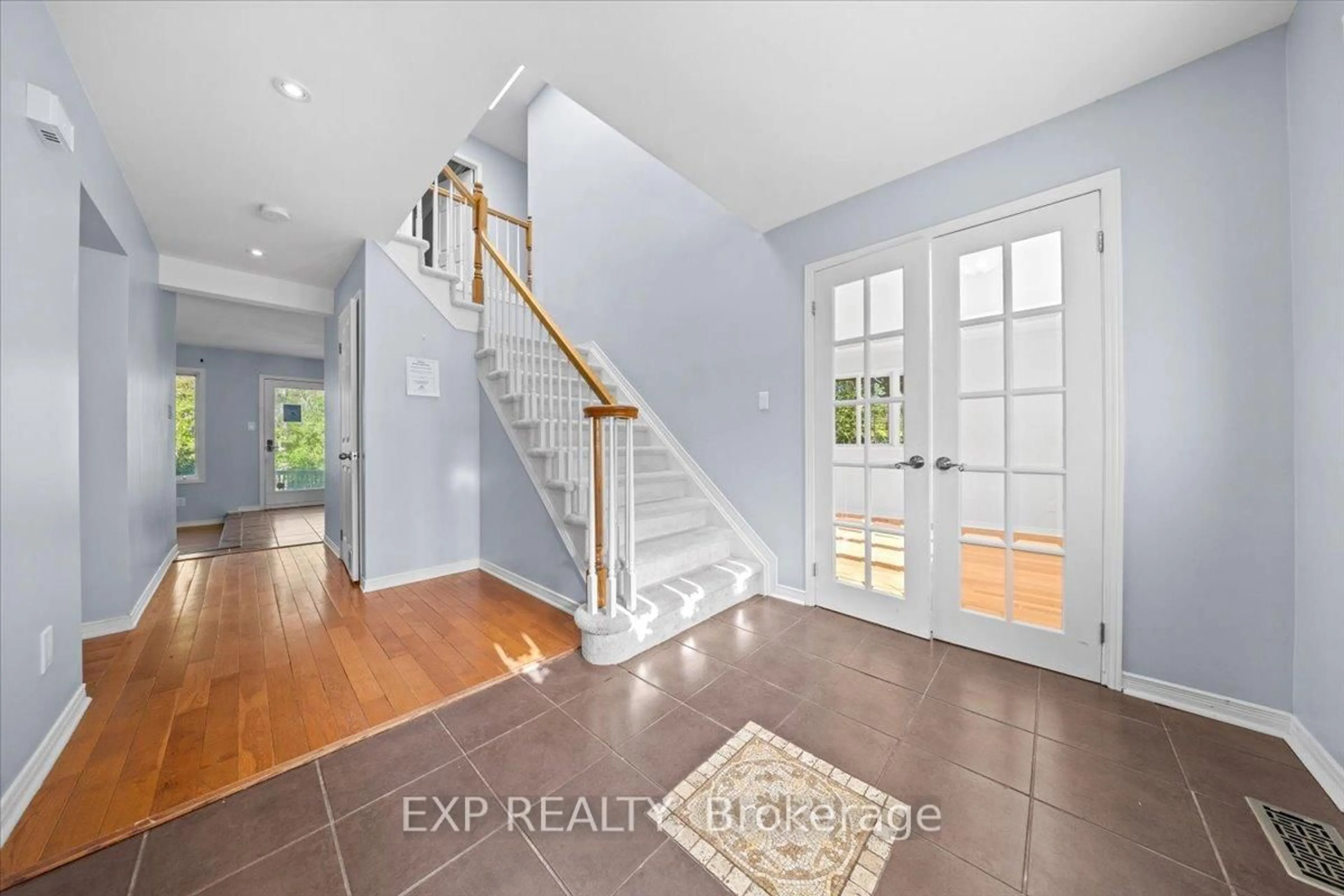 Indoor entryway for 129 Lady Slipper Way, Carp Ontario K0A 1L0