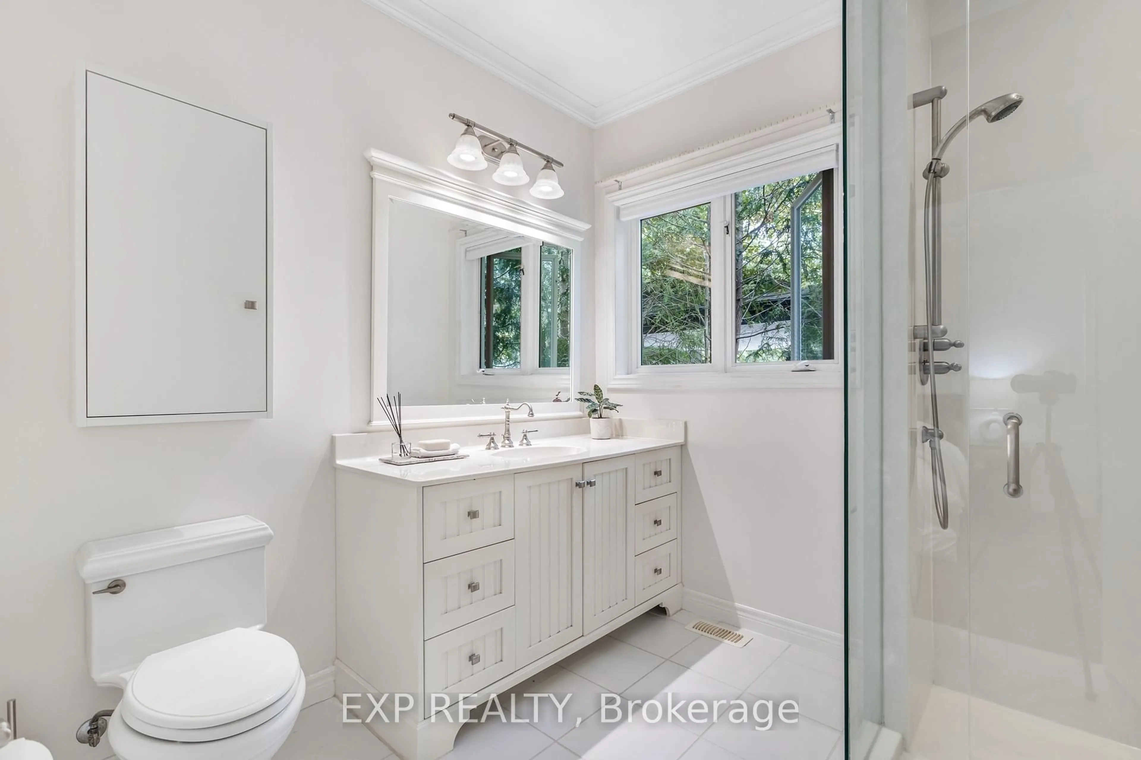 Standard bathroom, ceramic/tile floor for 667 Highvalley Rd, Hamilton Ontario L9G 4B3