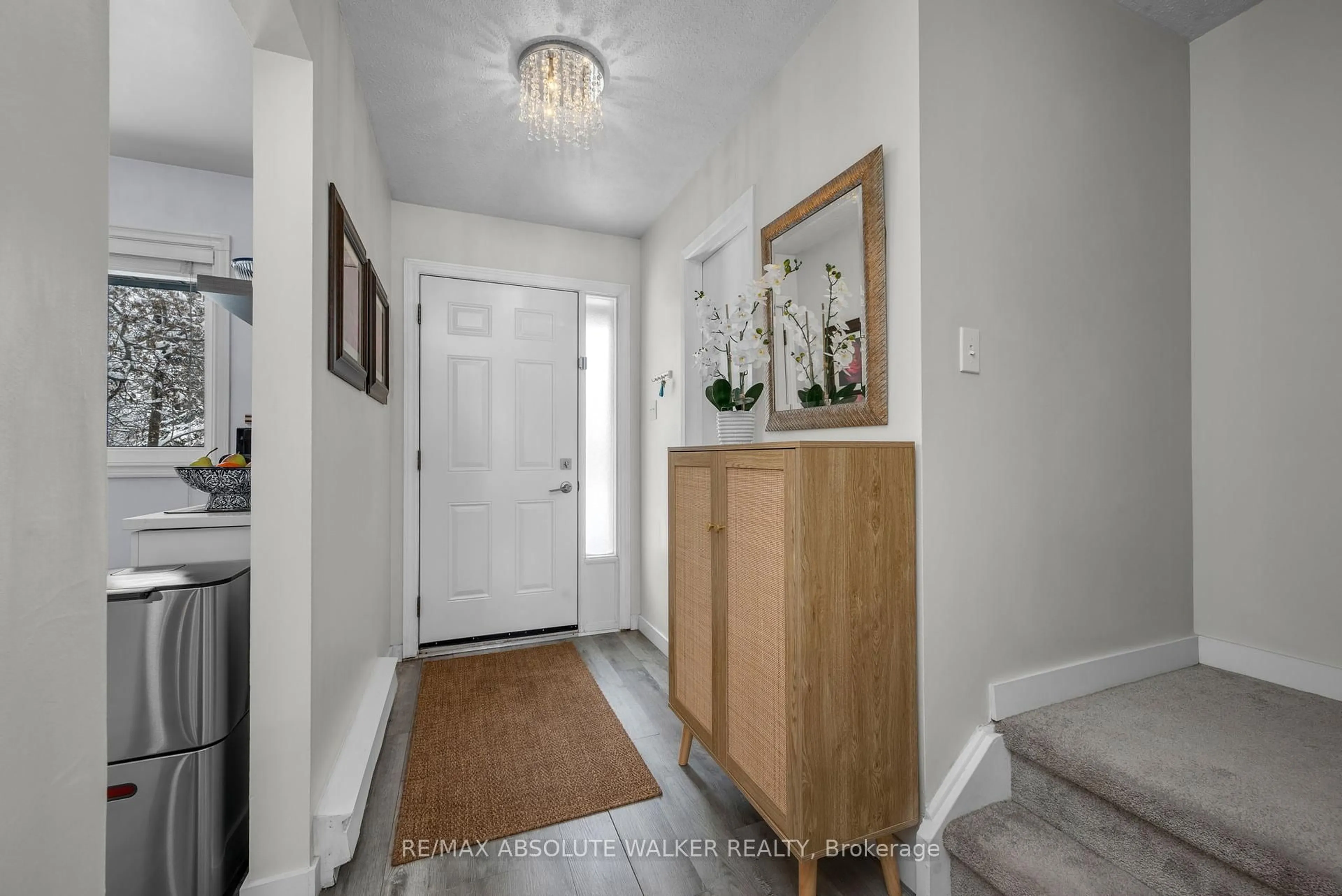 Indoor entryway for 1300 Alness Crt, Ottawa Ontario K1B 5H2