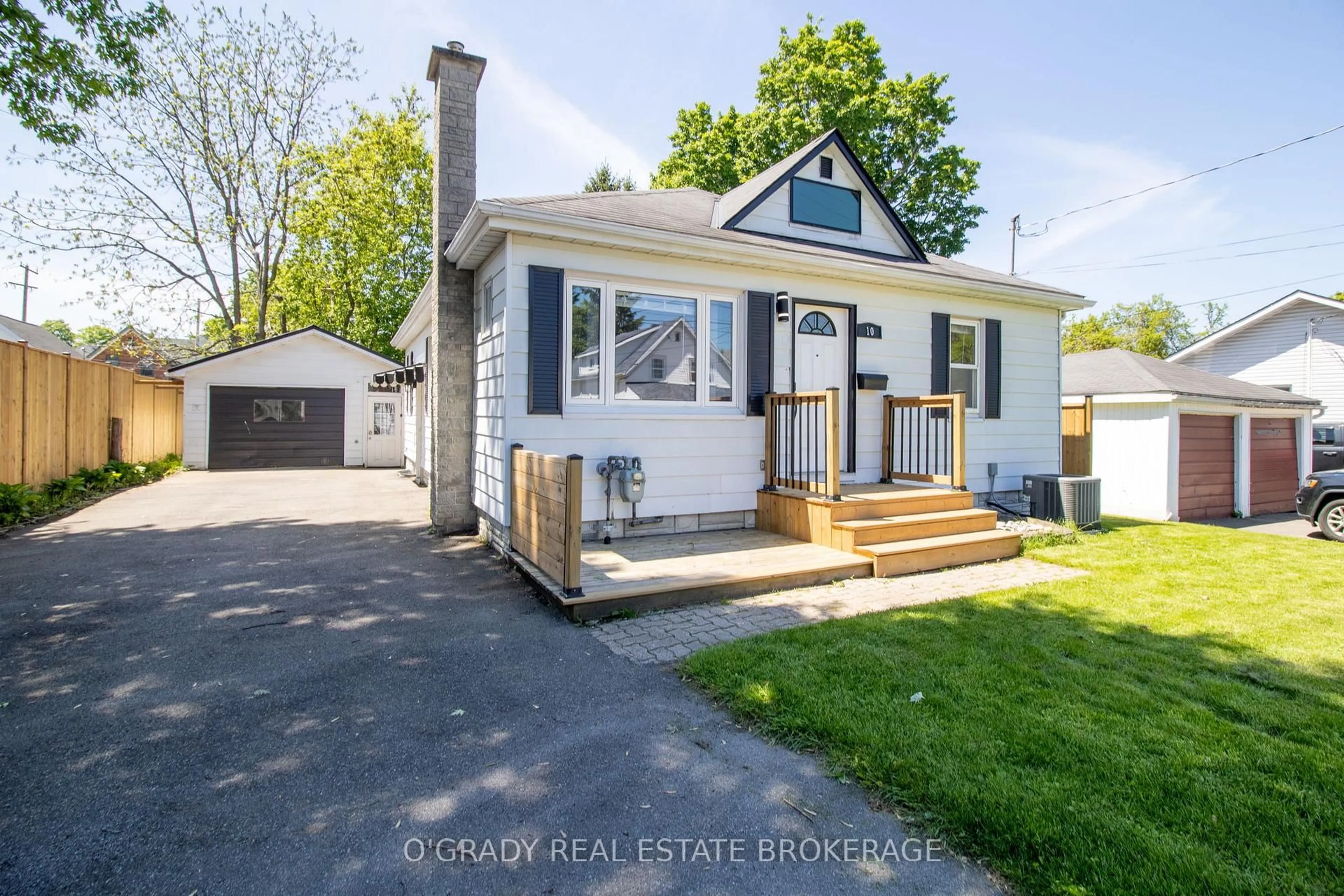Home with vinyl exterior material, street for 10 Stuart St, Brockville Ontario K6V 2E7