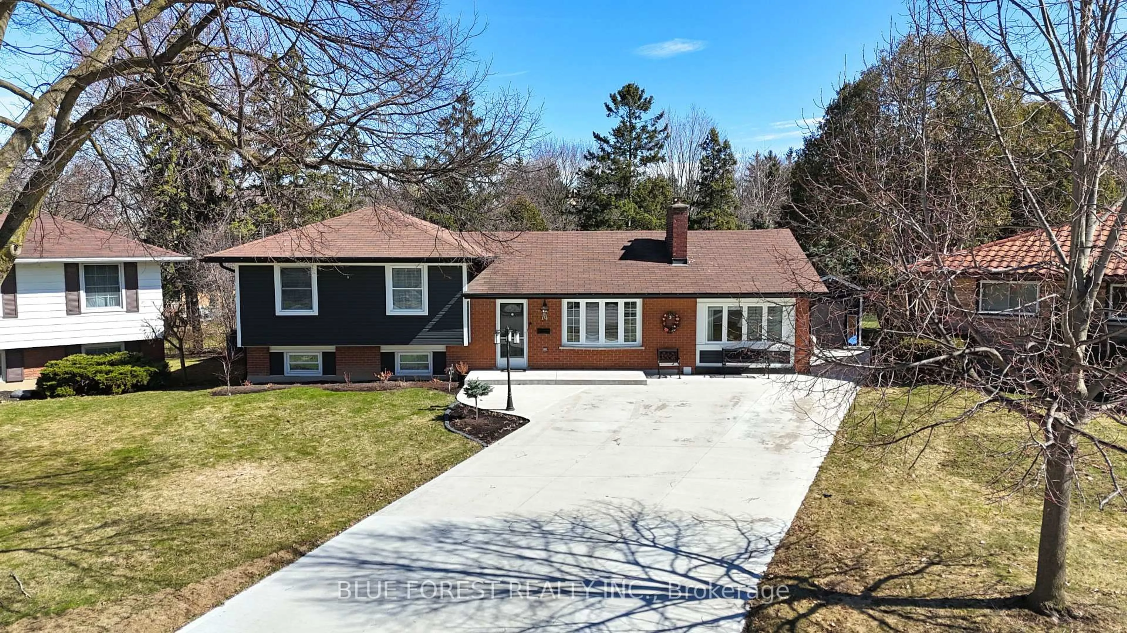 A pic from outside/outdoor area/front of a property/back of a property/a pic from drone, street for 14 Rockingham Crt, London South Ontario N6C 4L8