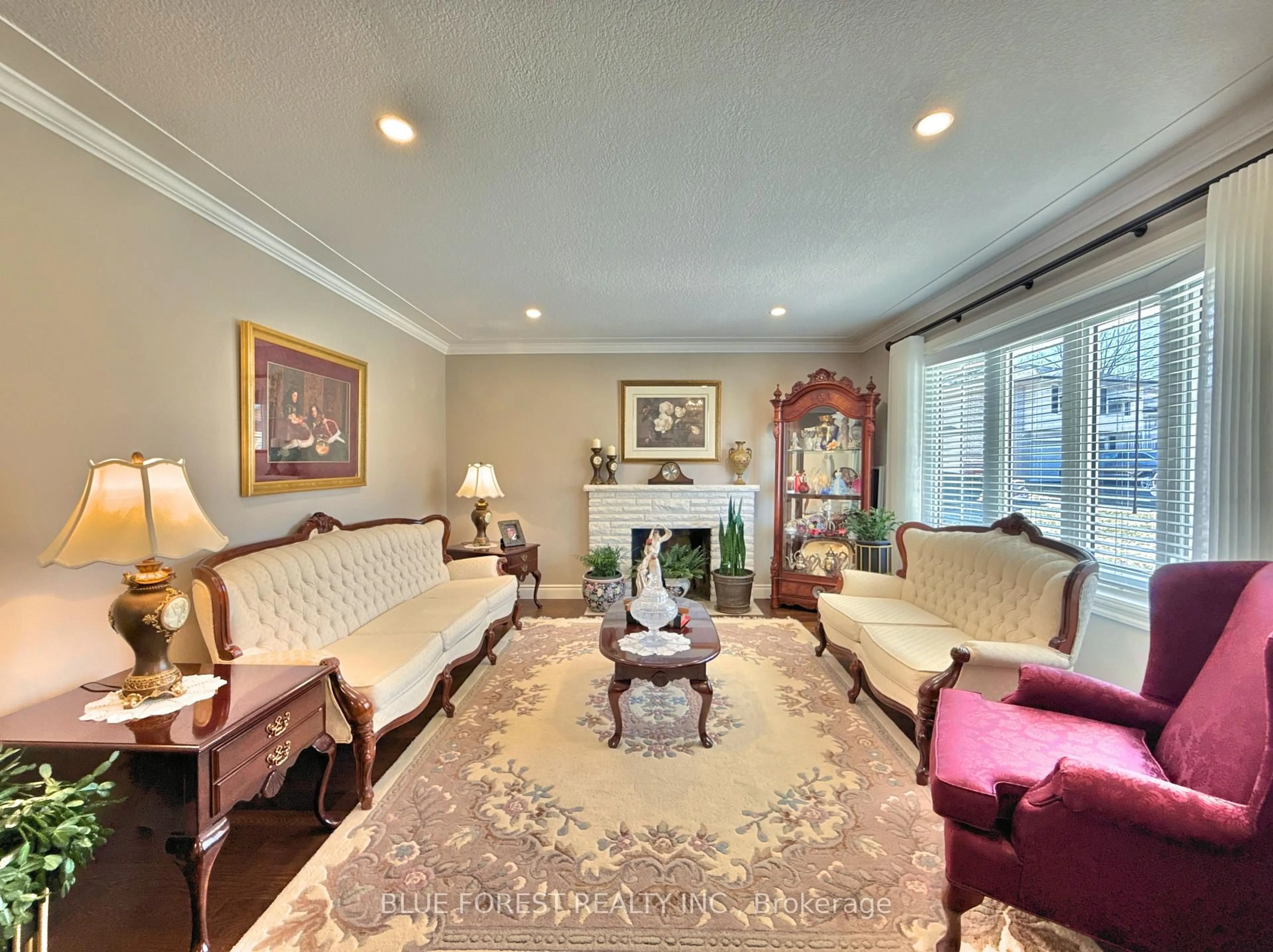 Living room with furniture, carpet floor for 14 Rockingham Crt, London South Ontario N6C 4L8