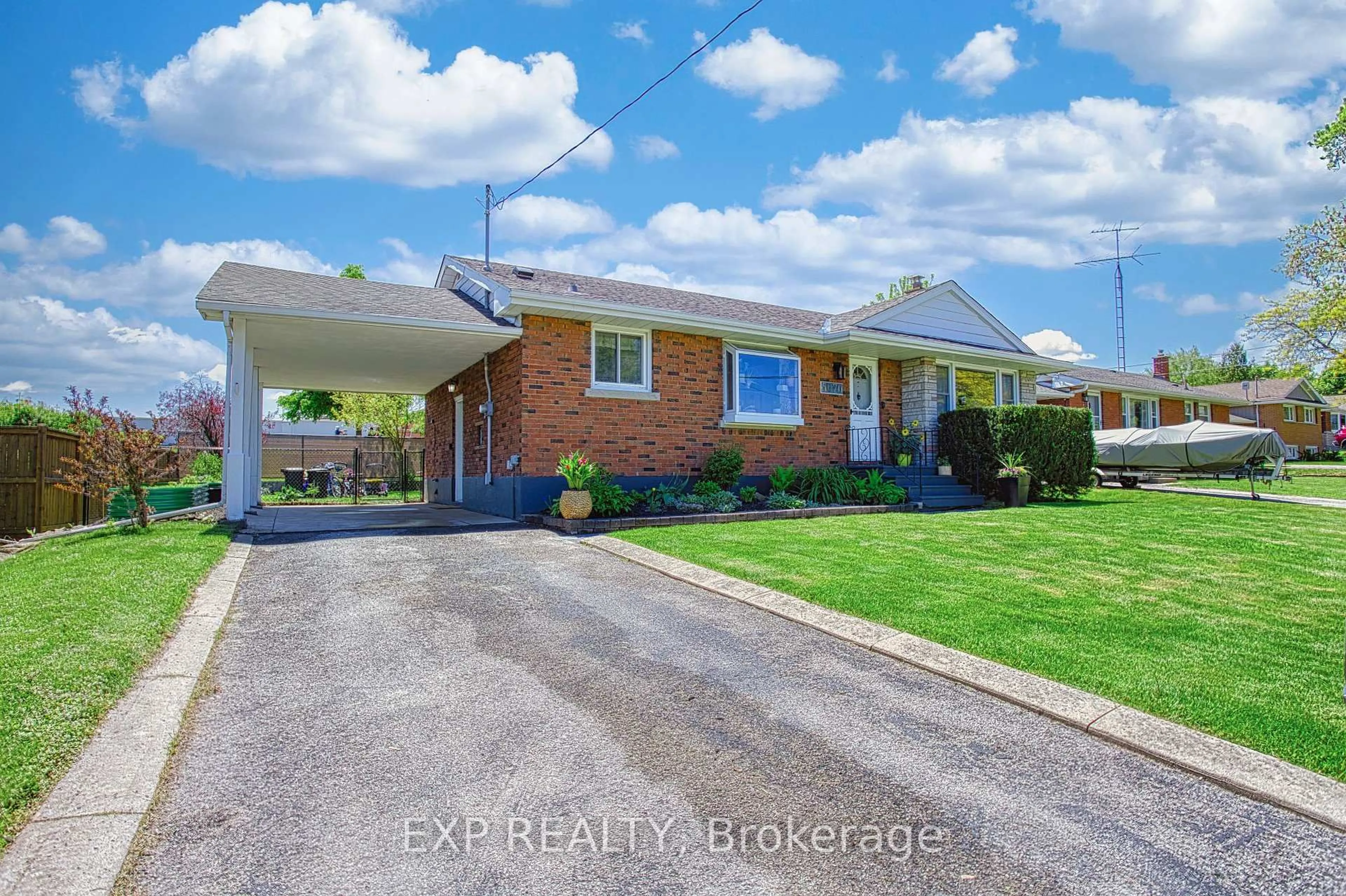 A pic from outside/outdoor area/front of a property/back of a property/a pic from drone, street for 5070 Elizabeth St, Lincoln Ontario L0R 1B7