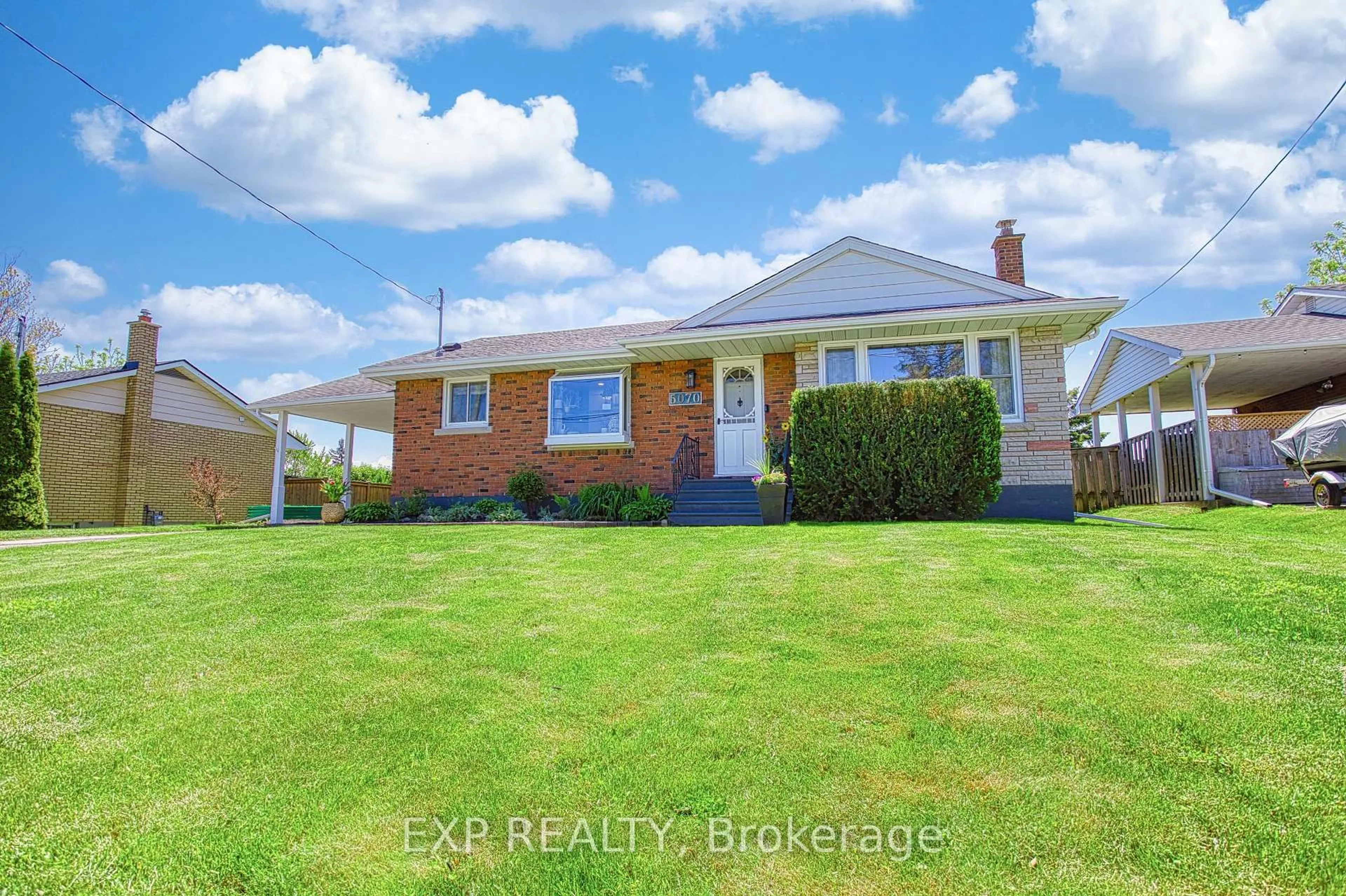 A pic from outside/outdoor area/front of a property/back of a property/a pic from drone, street for 5070 Elizabeth St, Lincoln Ontario L0R 1B7