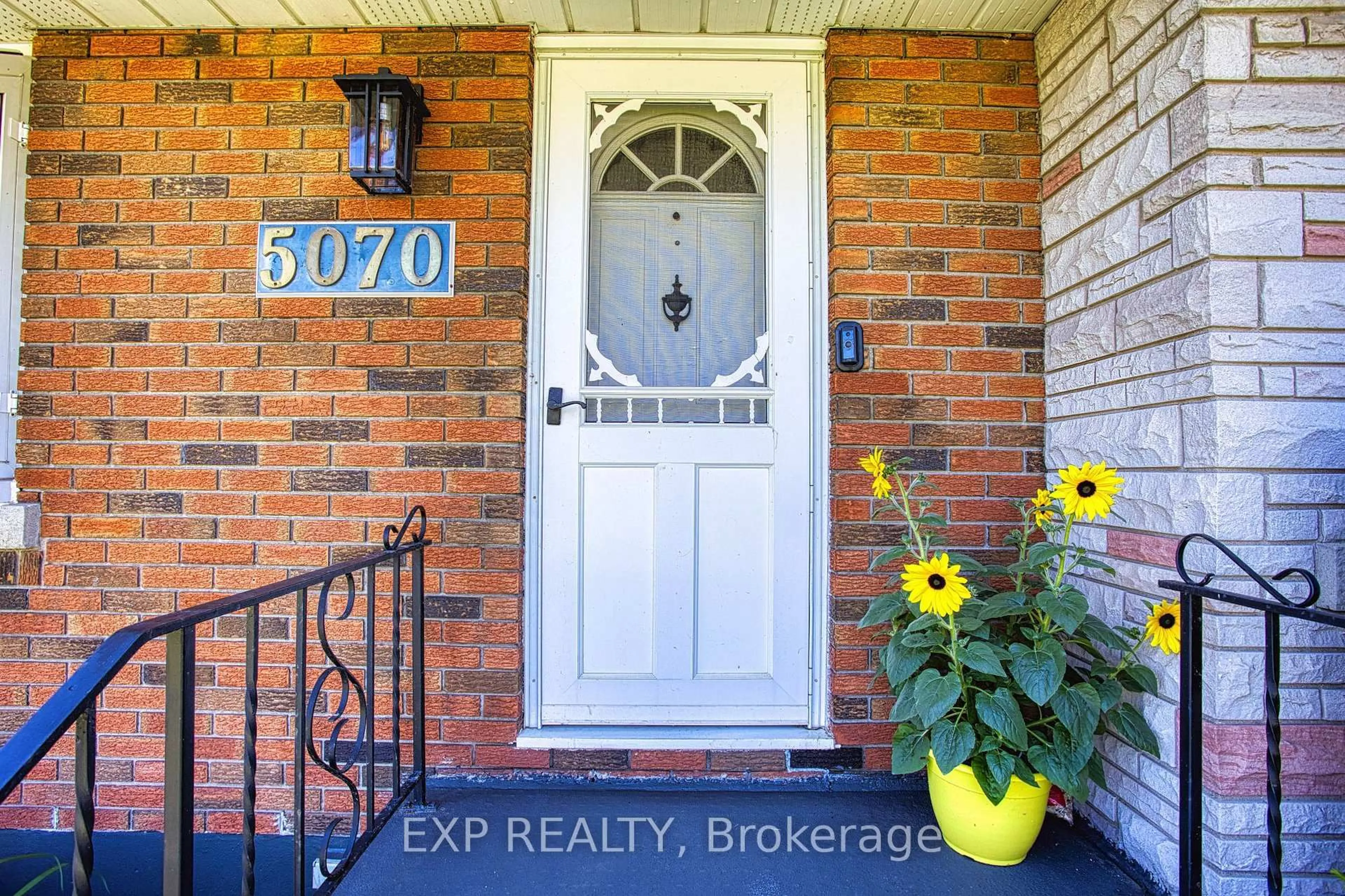 Indoor entryway for 5070 Elizabeth St, Lincoln Ontario L0R 1B7