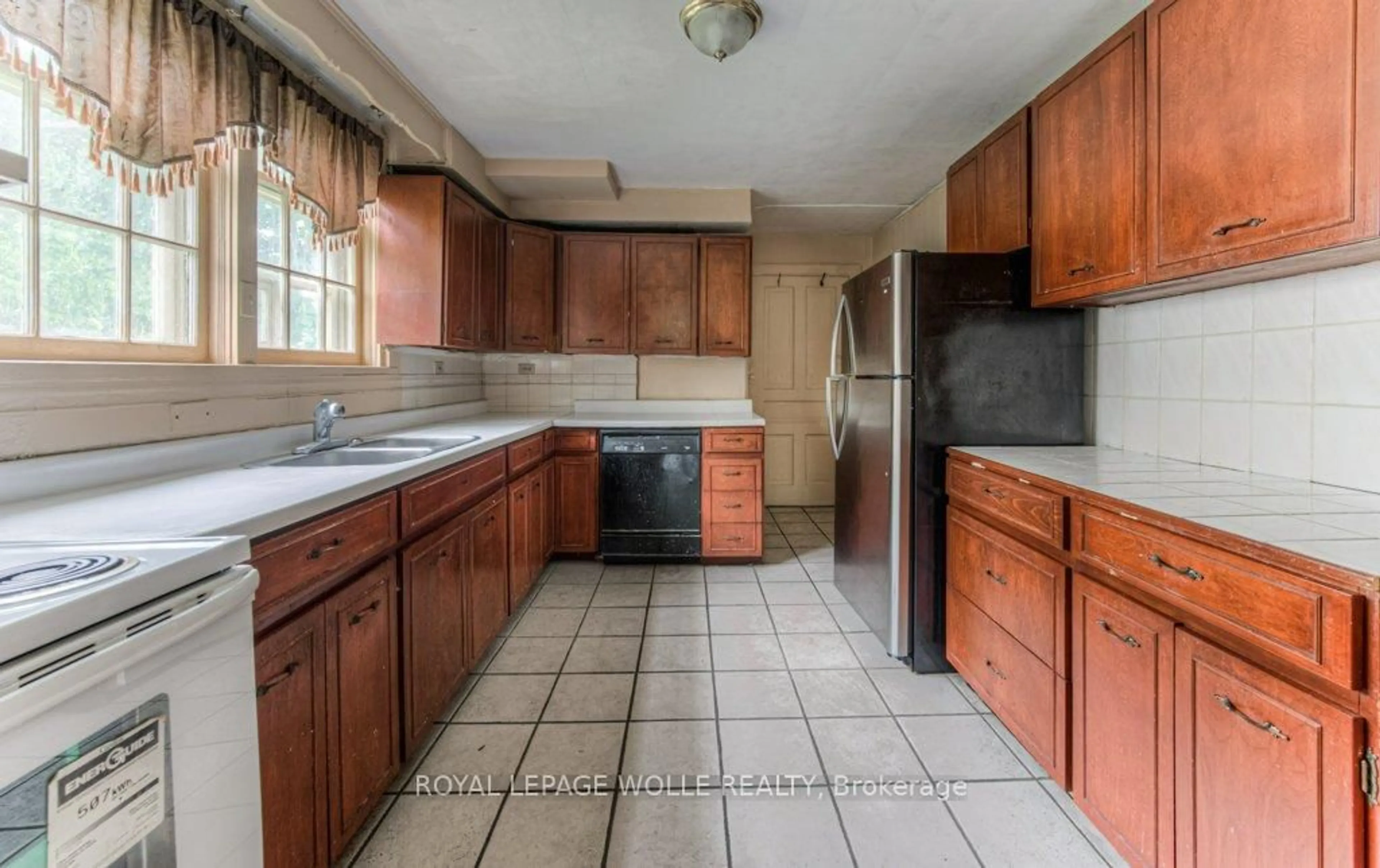 Standard kitchen, unknown for 28 Allen St, Waterloo Ontario N2J 1H9