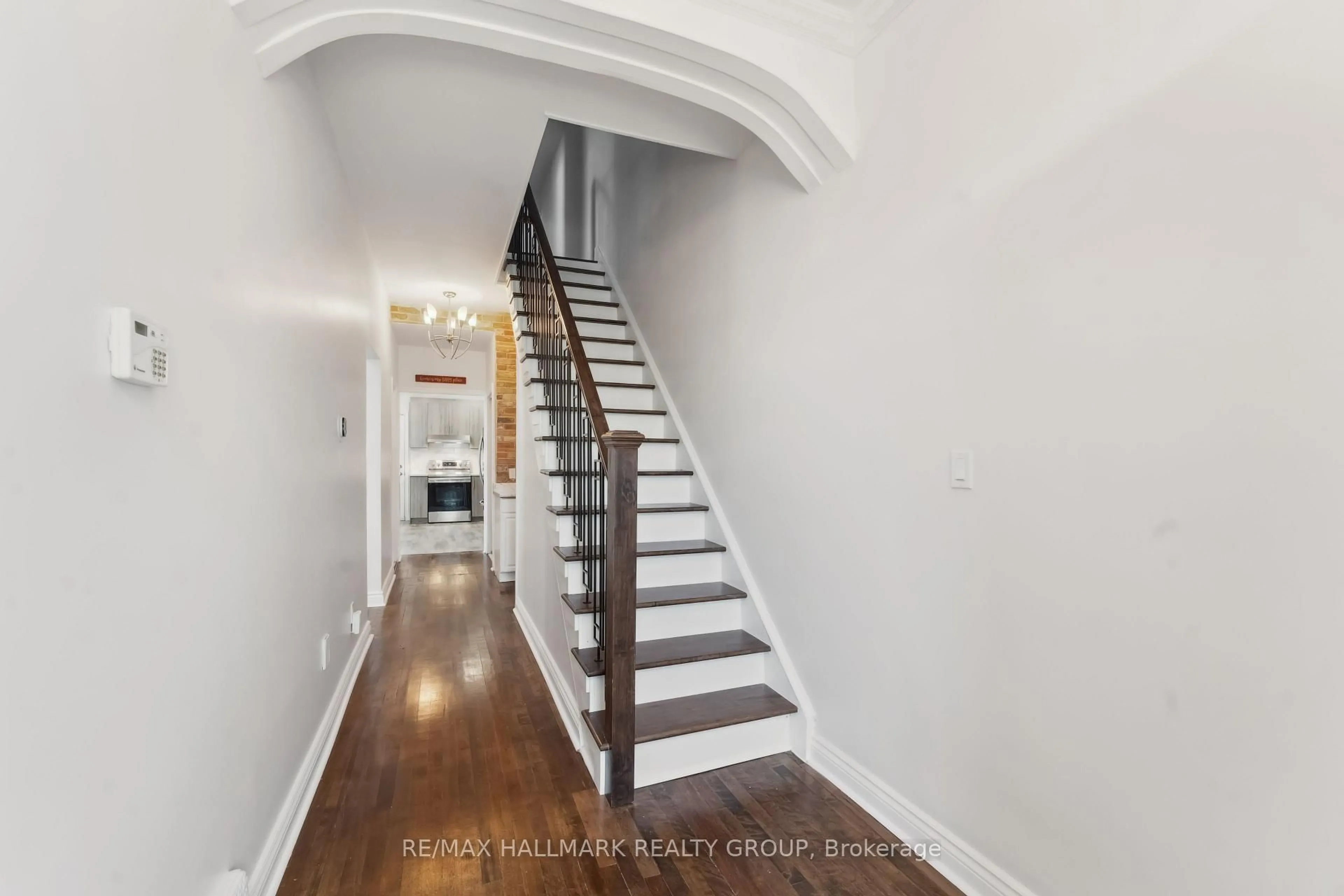 Indoor entryway for 322 Booth St, Ottawa Ontario K1R 7K2