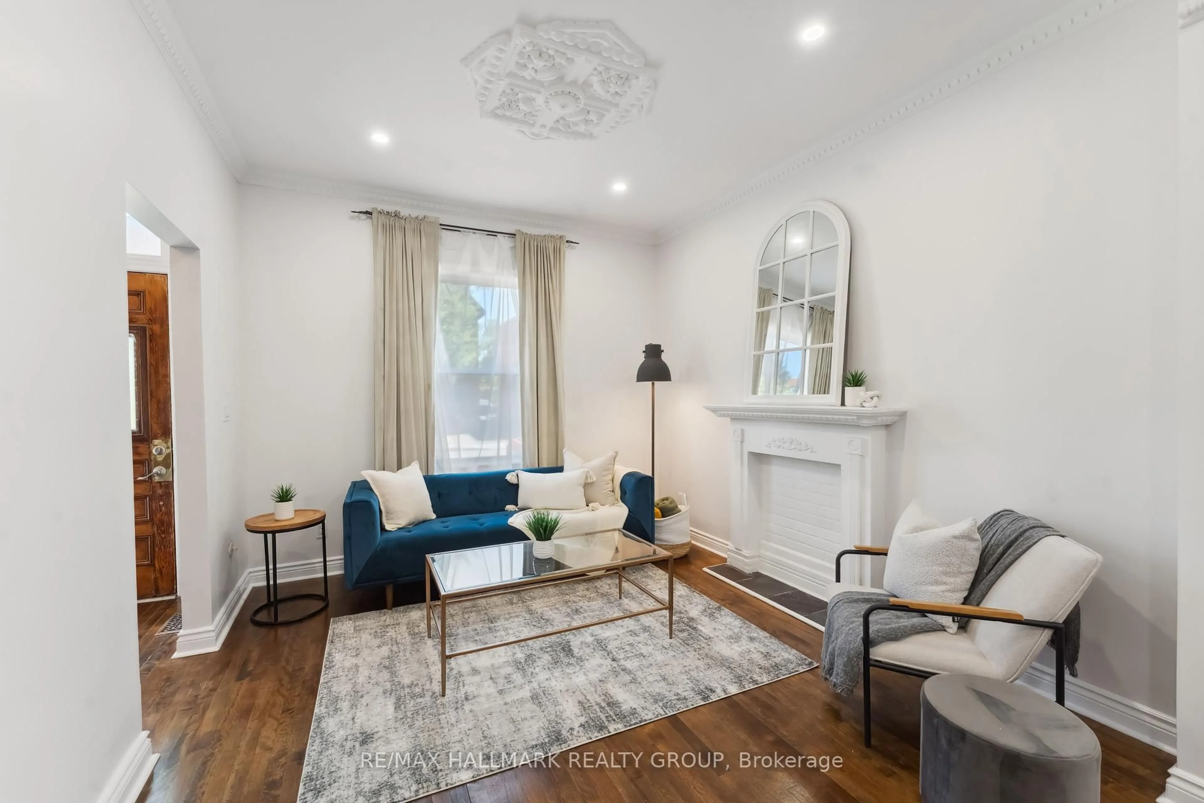 Living room with furniture, unknown for 322 Booth St, Ottawa Ontario K1R 7K2