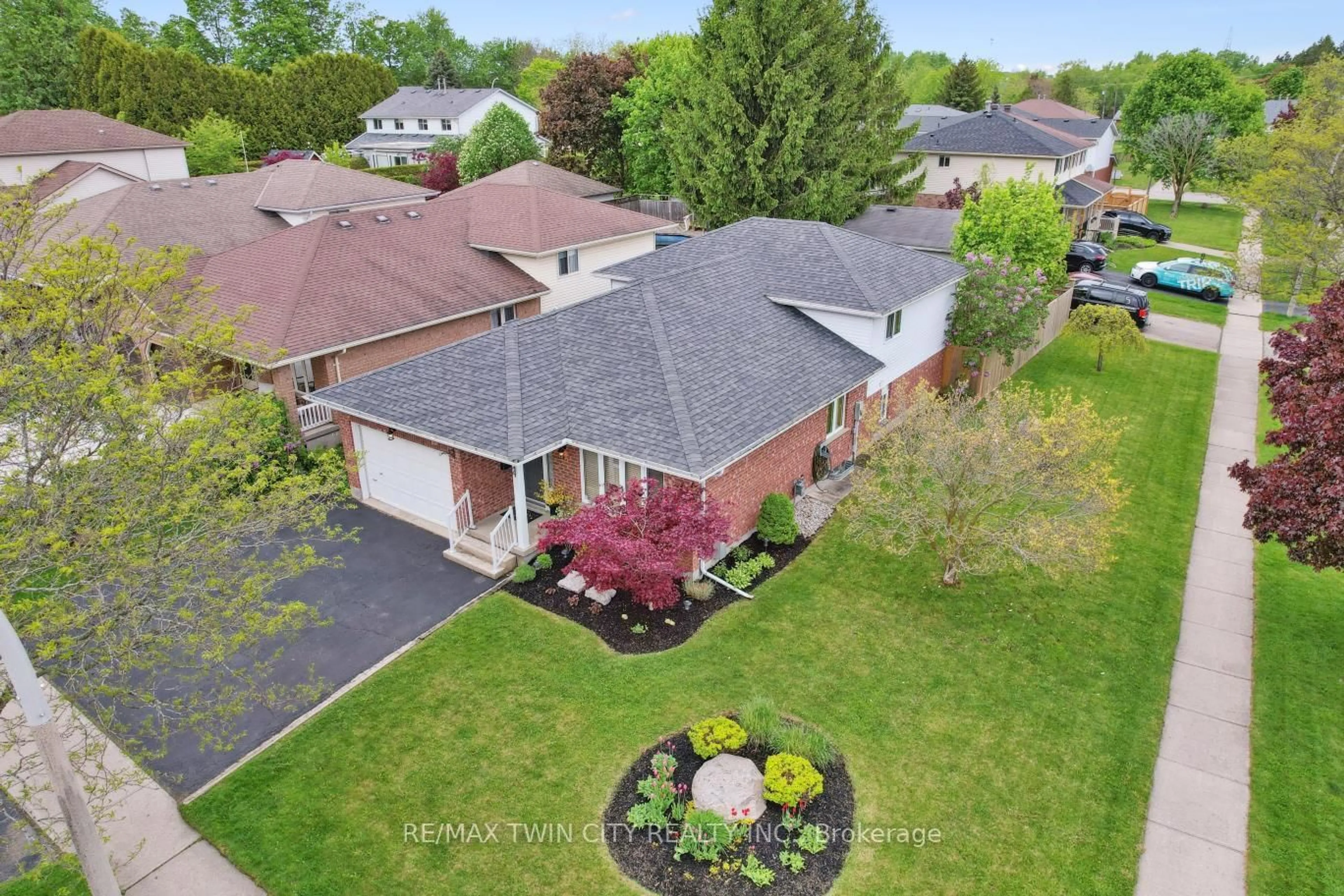 A pic from outside/outdoor area/front of a property/back of a property/a pic from drone, street for 2 Cora Dr, Kitchener Ontario N2N 3C6