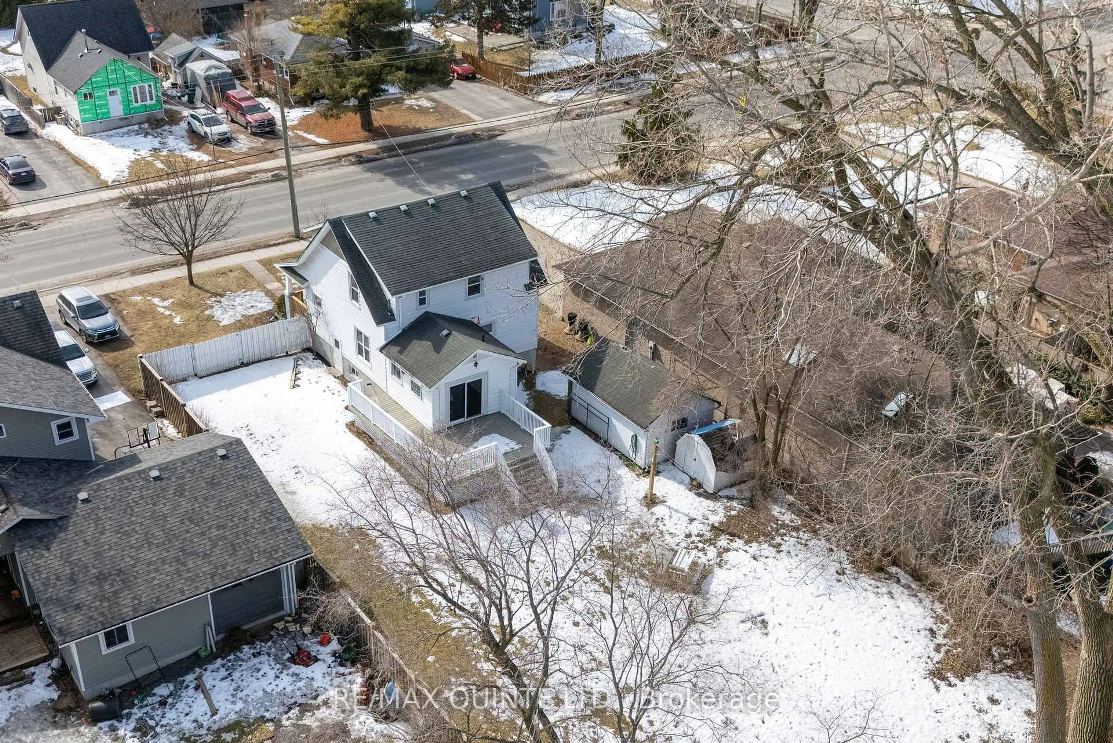 A pic from outside/outdoor area/front of a property/back of a property/a pic from drone, street for 264 Victoria Ave, Belleville Ontario K8N 2C6