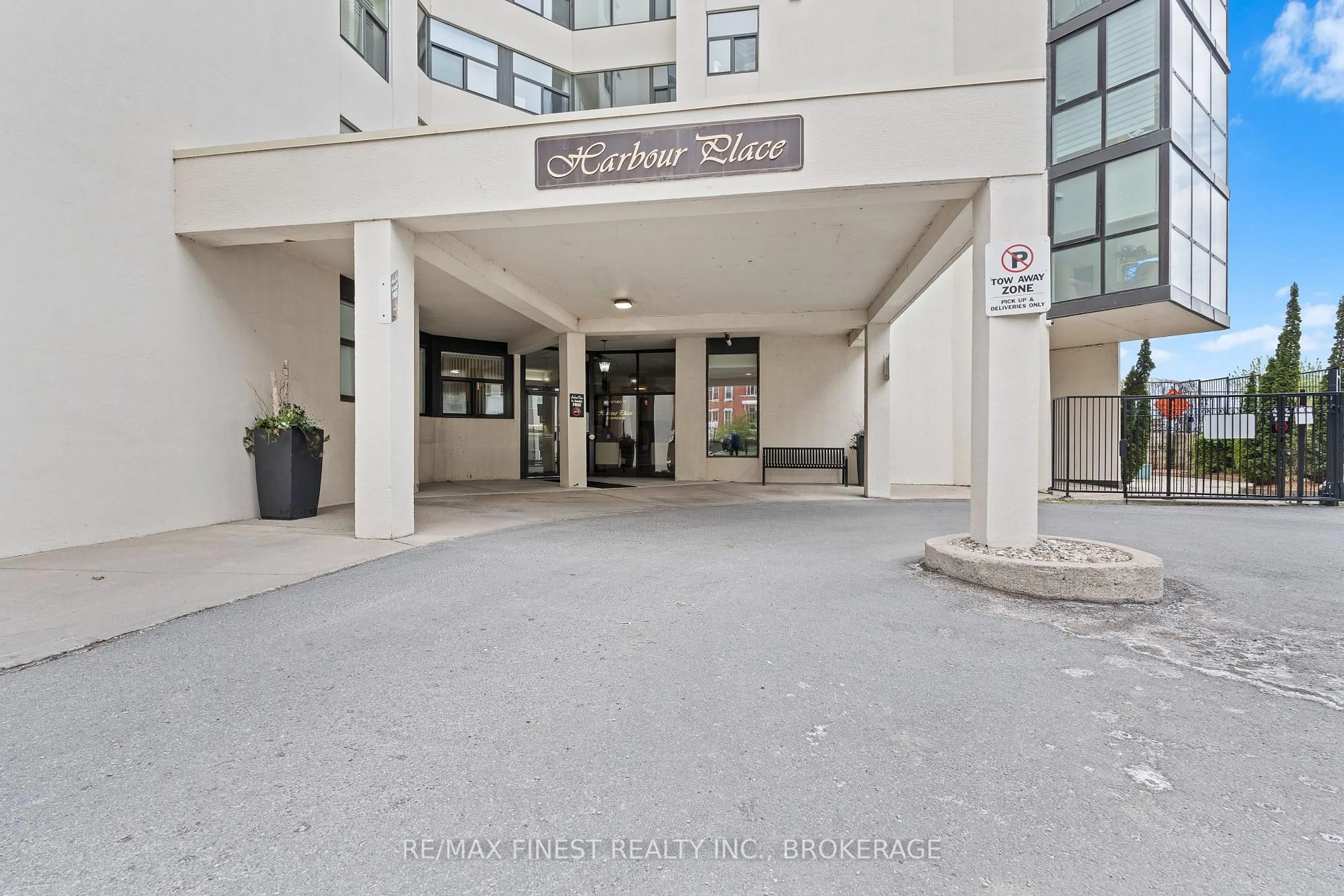Indoor foyer for 185 Ontario St #308, Kingston Ontario K7L 2Y7