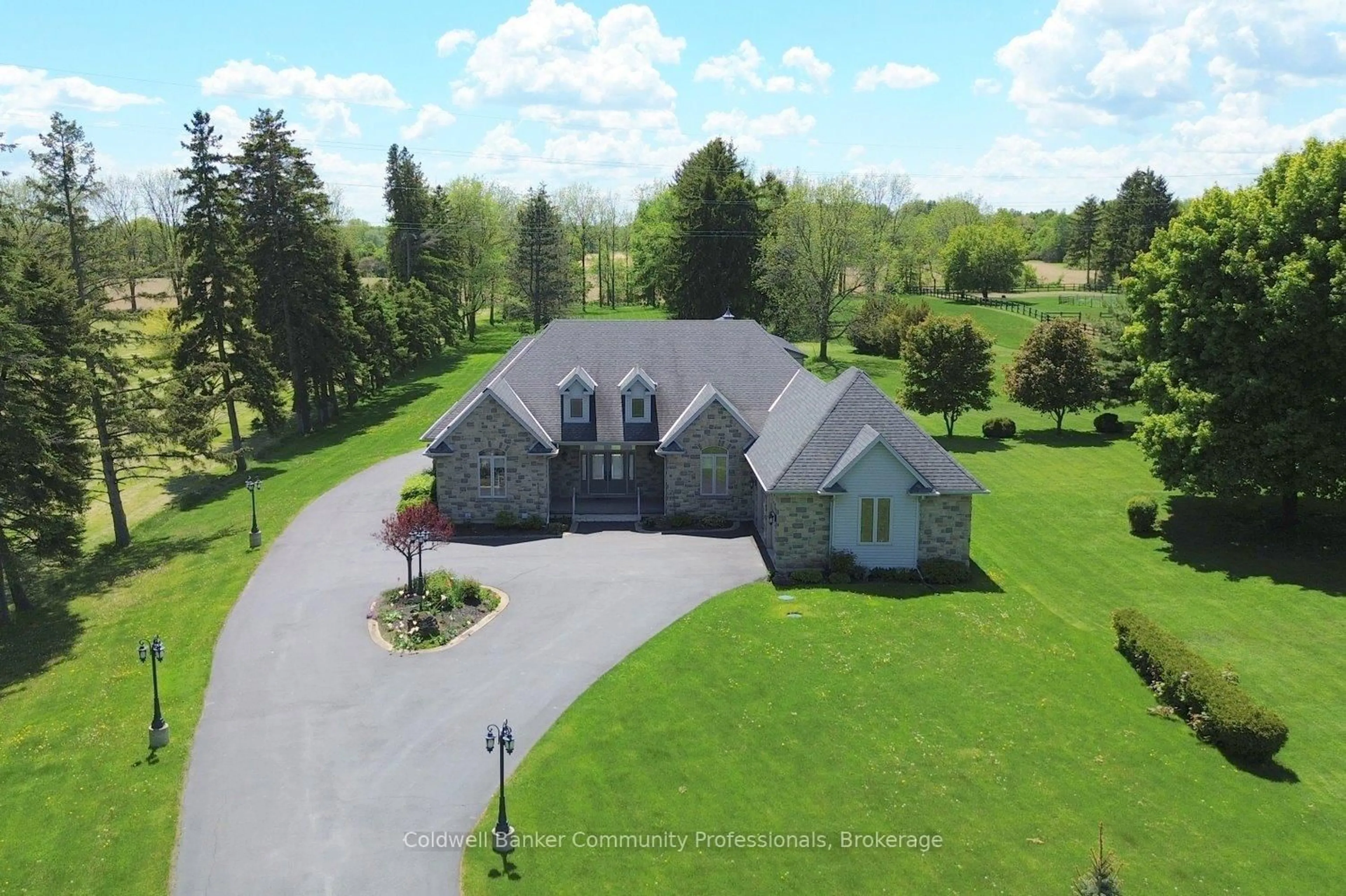 A pic from outside/outdoor area/front of a property/back of a property/a pic from drone, unknown for 747 Centre Rd, Hamilton Ontario L8N 2Z7