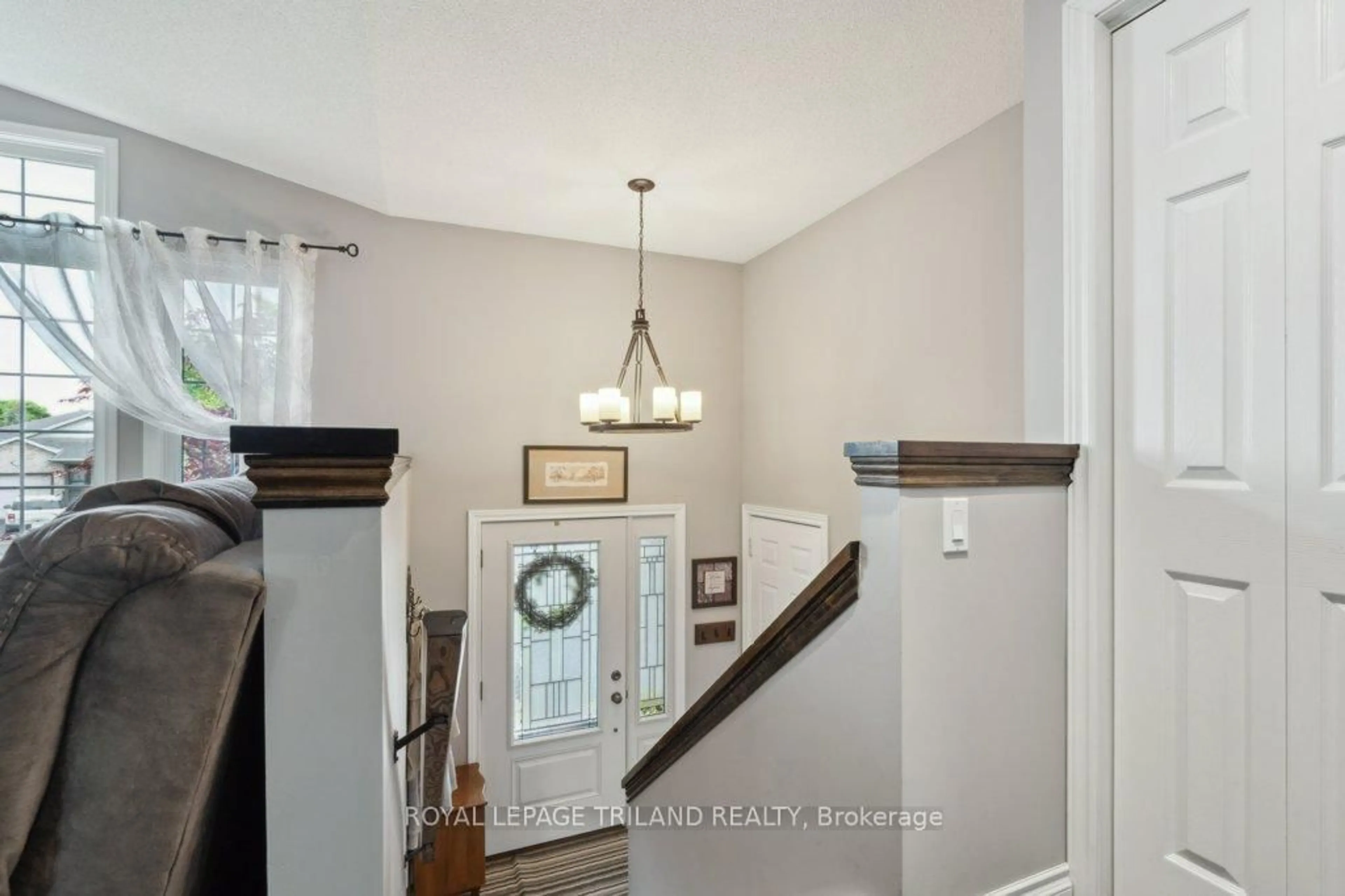 Indoor entryway for 10 Schreyer Dr, St. Thomas Ontario N5R 6E8