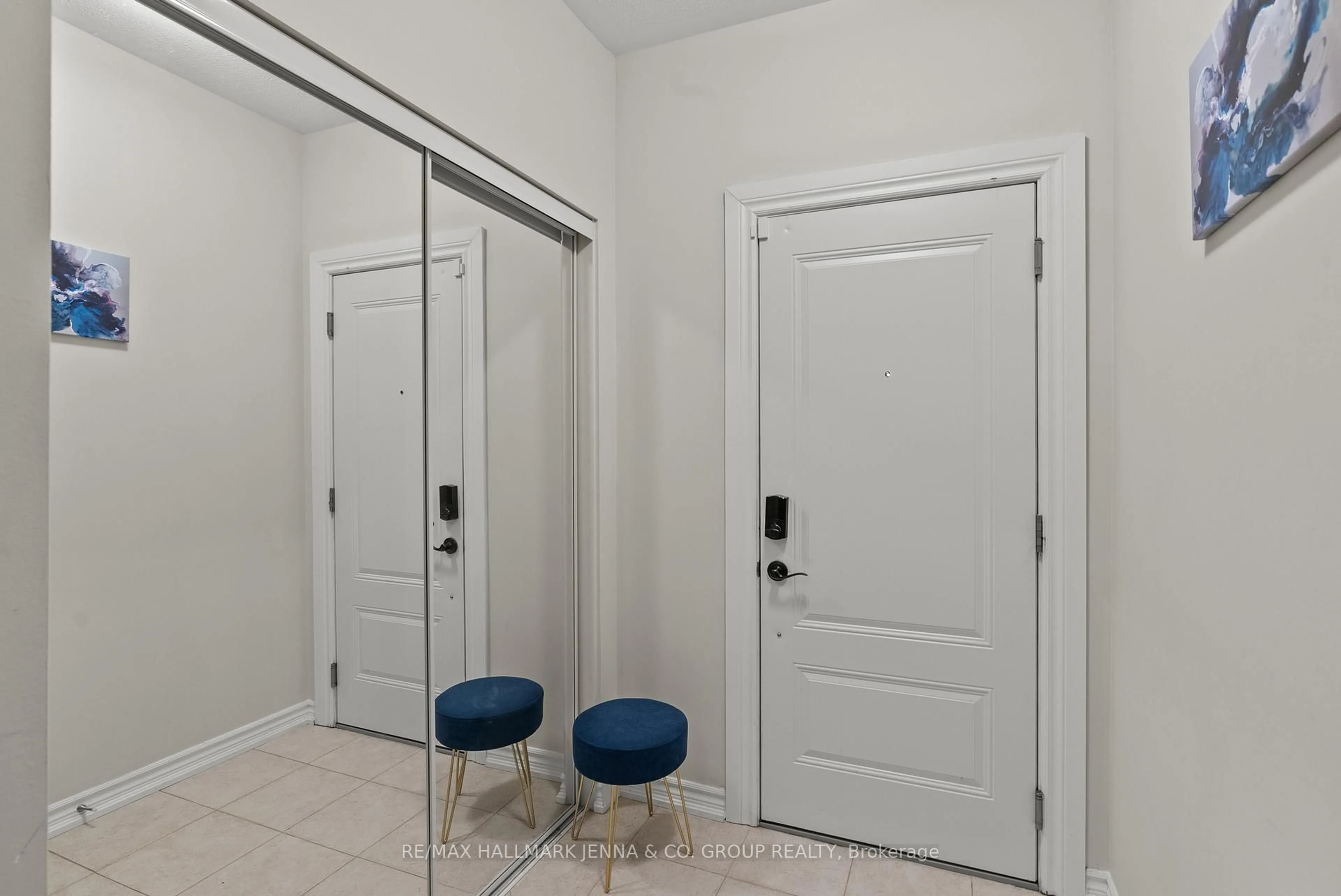 Indoor entryway for 2302 Watercolours Way, Ottawa Ontario K2J 6N3