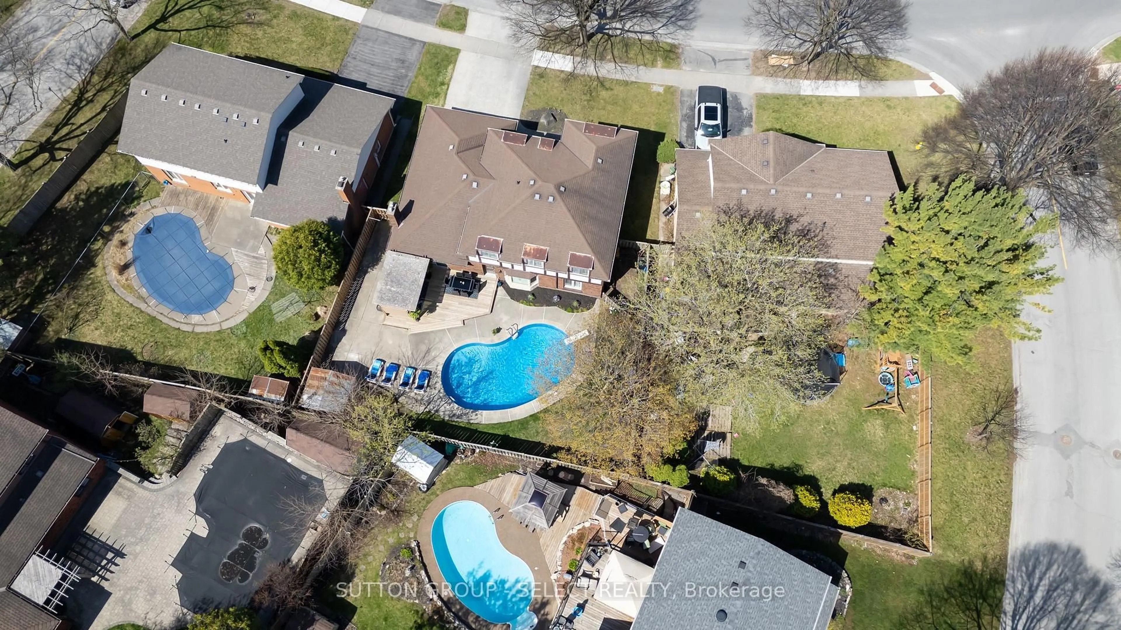 A pic from outside/outdoor area/front of a property/back of a property/a pic from drone, street for 863 Griffith St, London South Ontario N6K 3J9