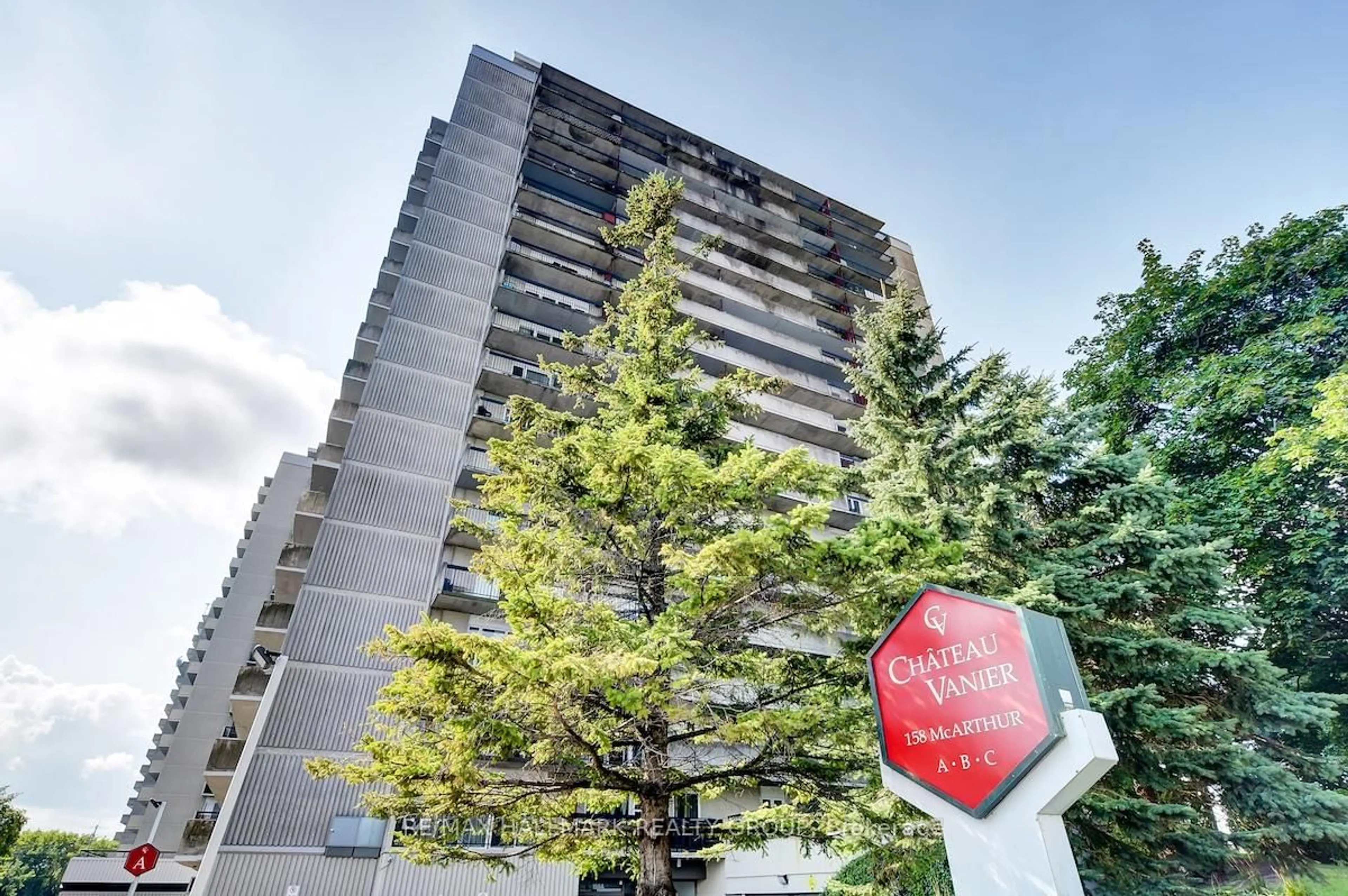 Indoor foyer for 158A McArthur Ave #1005, Ottawa Ontario K1L 8E7