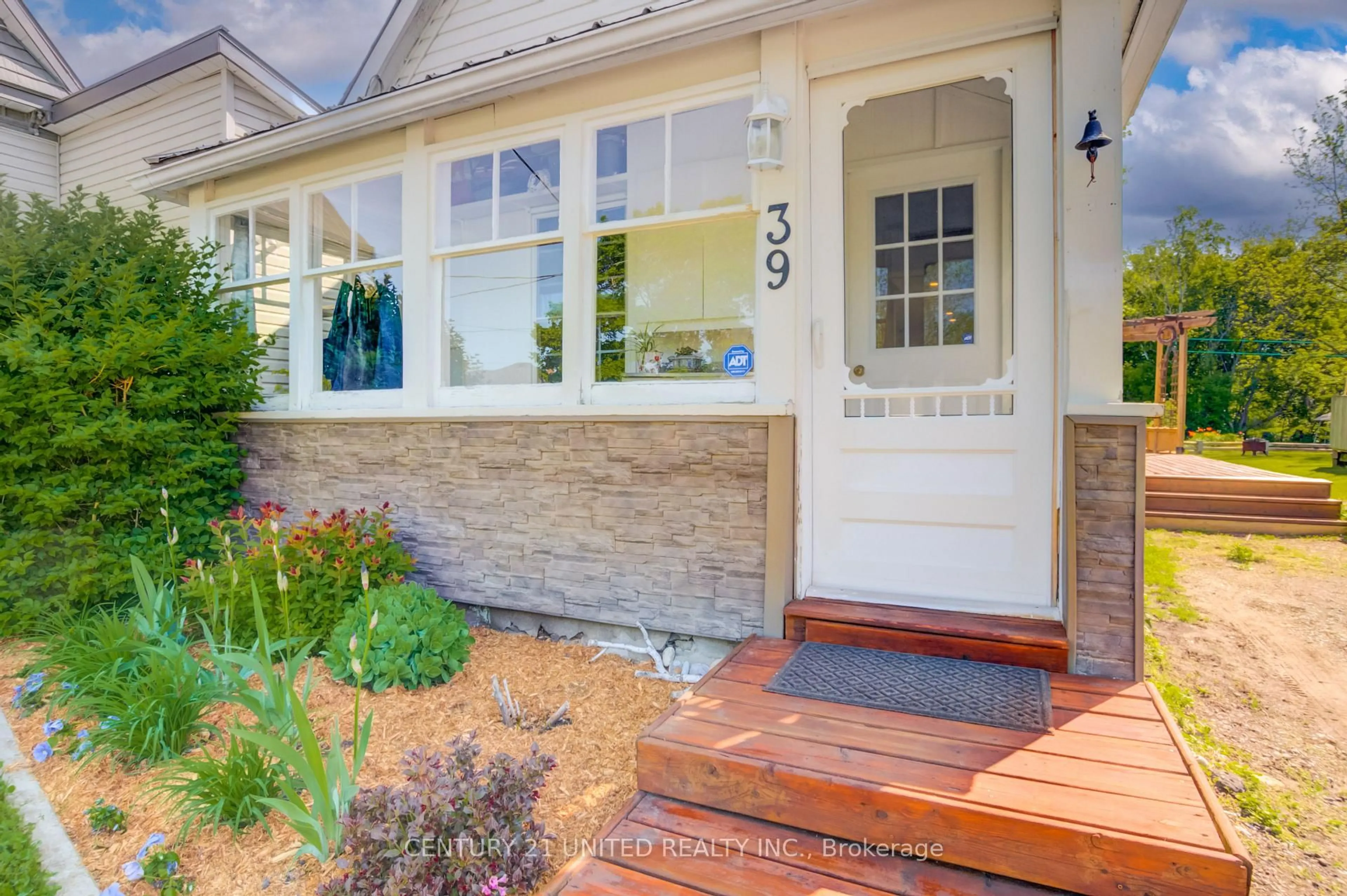 Indoor entryway for 39 Raglan St, Trent Hills Ontario K0L 1L0