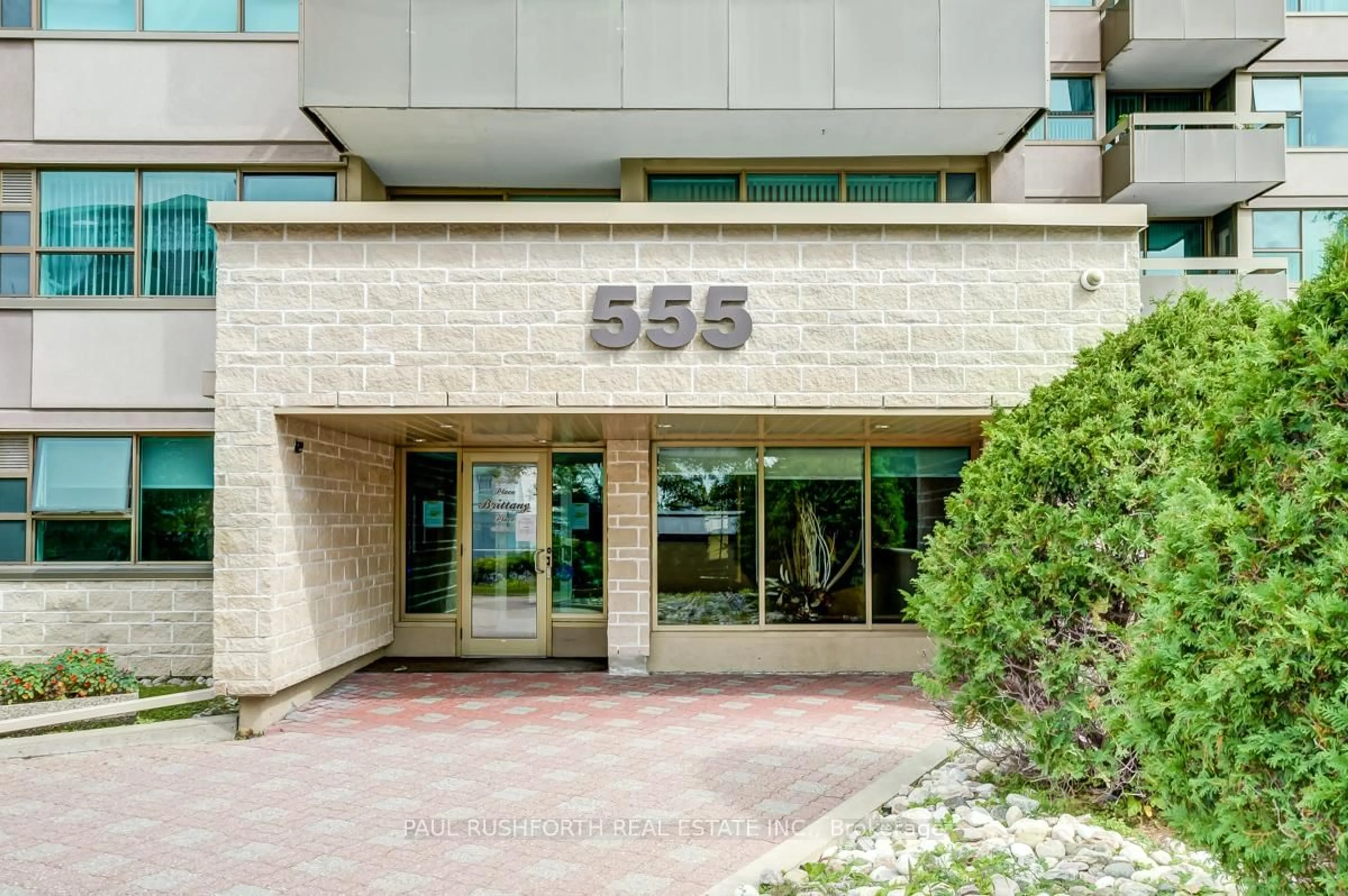 Indoor foyer for 555 Brittany Dr #302, Ottawa Ontario K1K 4C5