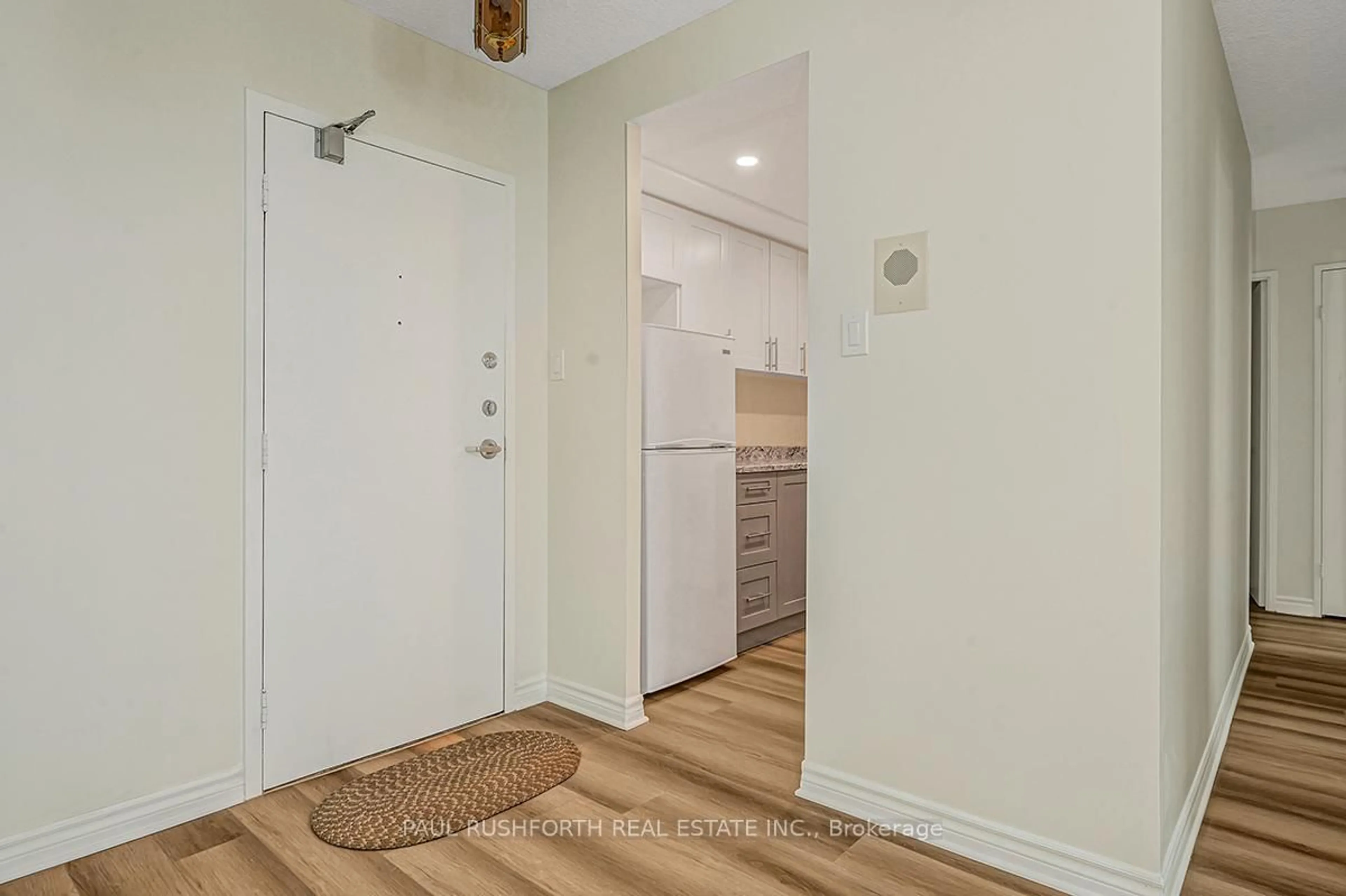 Indoor entryway for 555 Brittany Dr #302, Ottawa Ontario K1K 4C5
