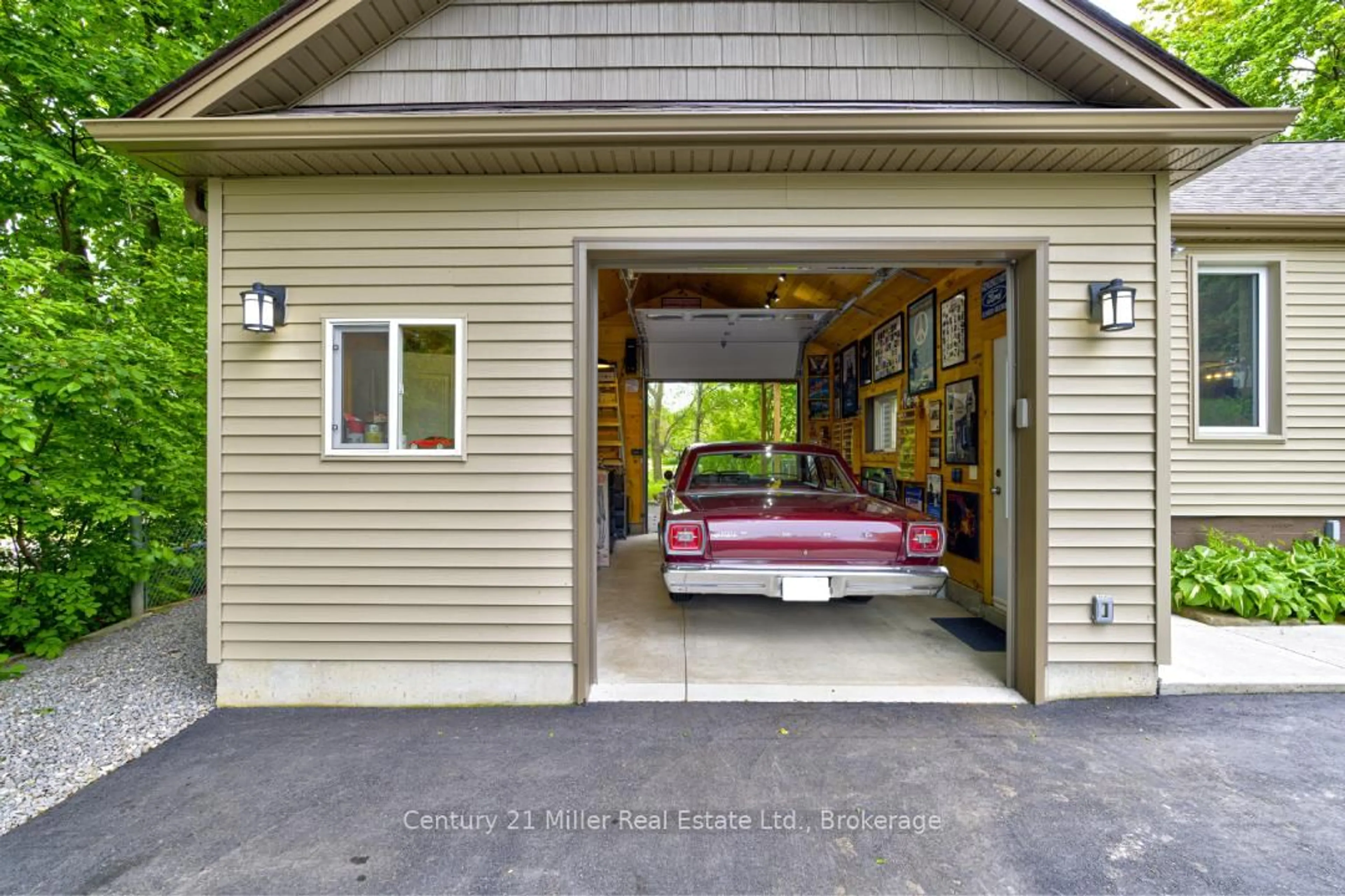 Indoor garage for 93 #8 Highway, Hamilton Ontario L9H 4V6