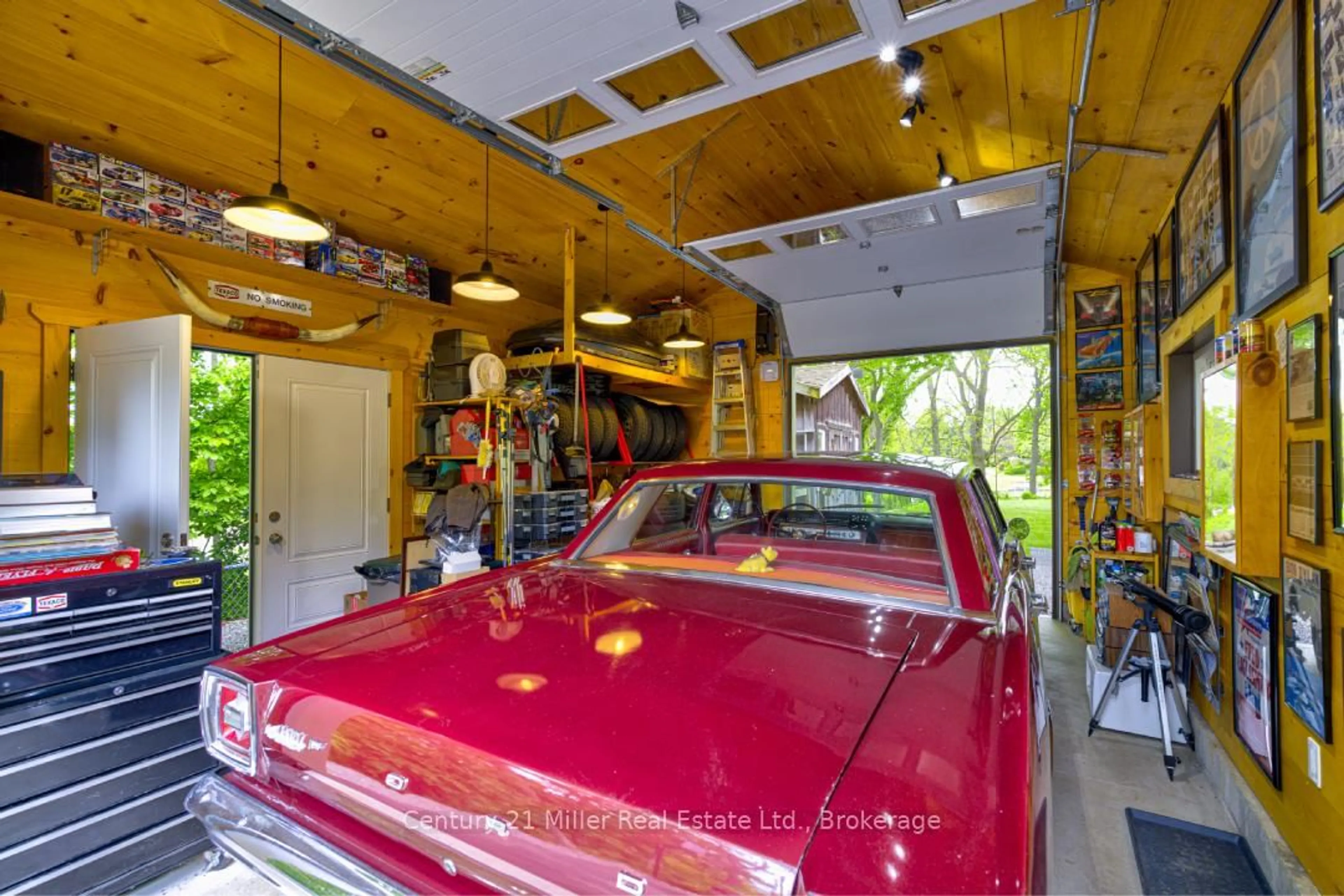 Indoor garage for 93 #8 Highway, Hamilton Ontario L9H 4V6