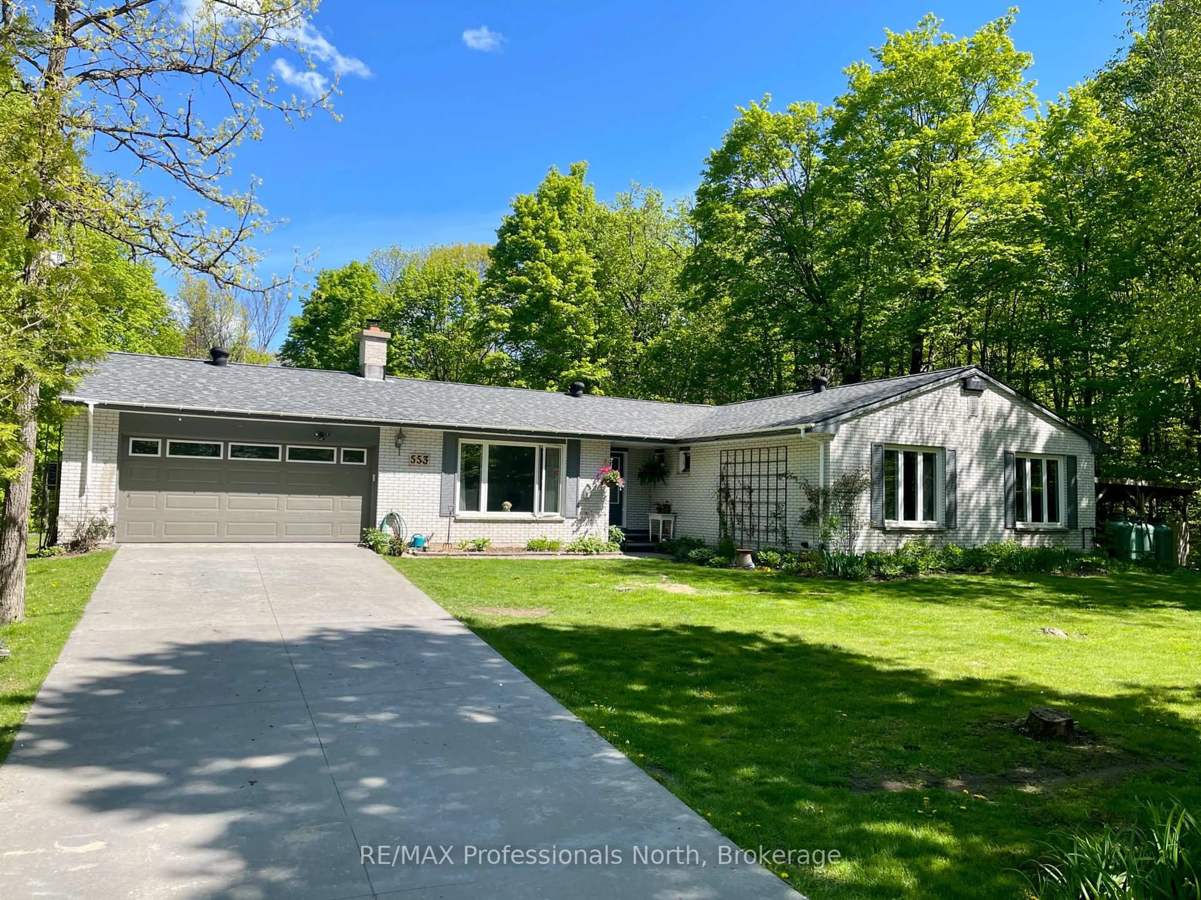 A pic from outside/outdoor area/front of a property/back of a property/a pic from drone, street for 553 Homeland Dr Dr, Perry Ontario P0A 1J0