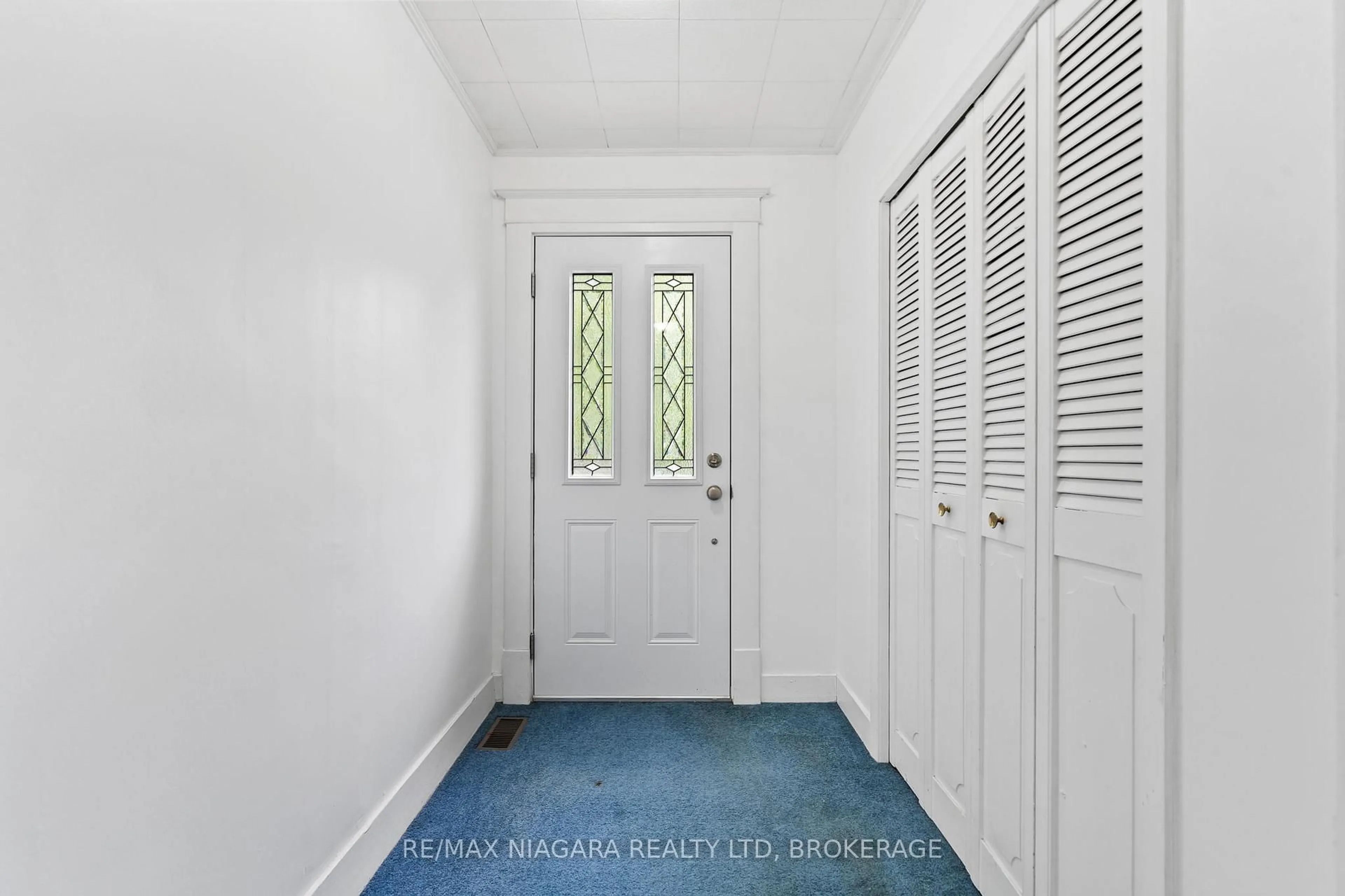 Indoor entryway for 56 Highland Ave, St. Catharines Ontario L2R 4J1