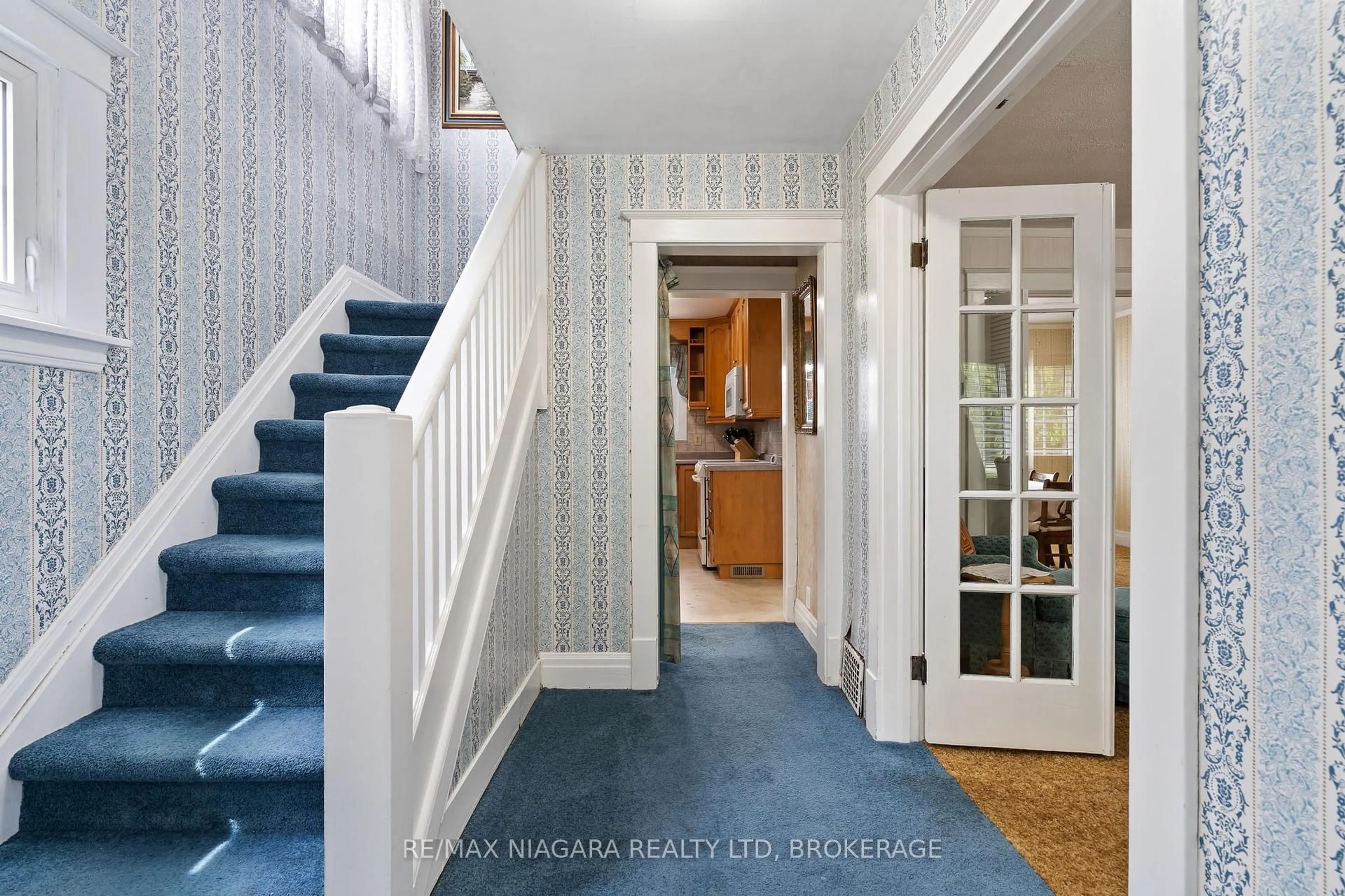 Indoor entryway for 56 Highland Ave, St. Catharines Ontario L2R 4J1
