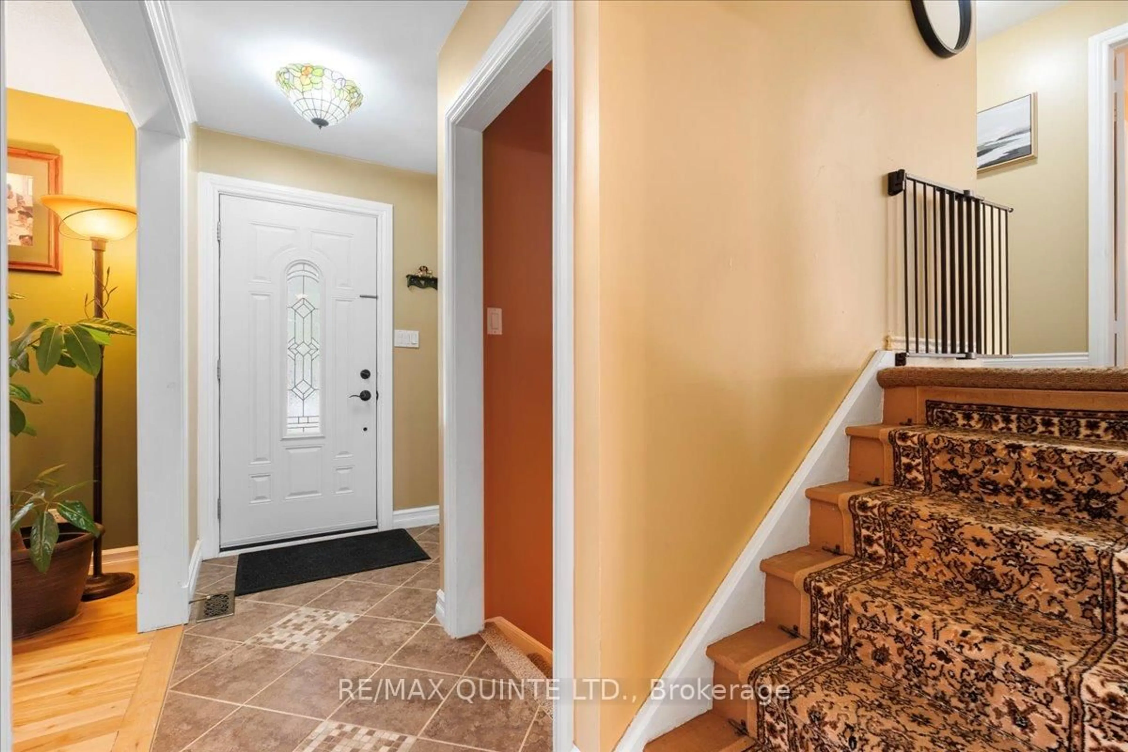 Indoor entryway for 234 Catalina Dr, Quinte West Ontario K8R 1C7