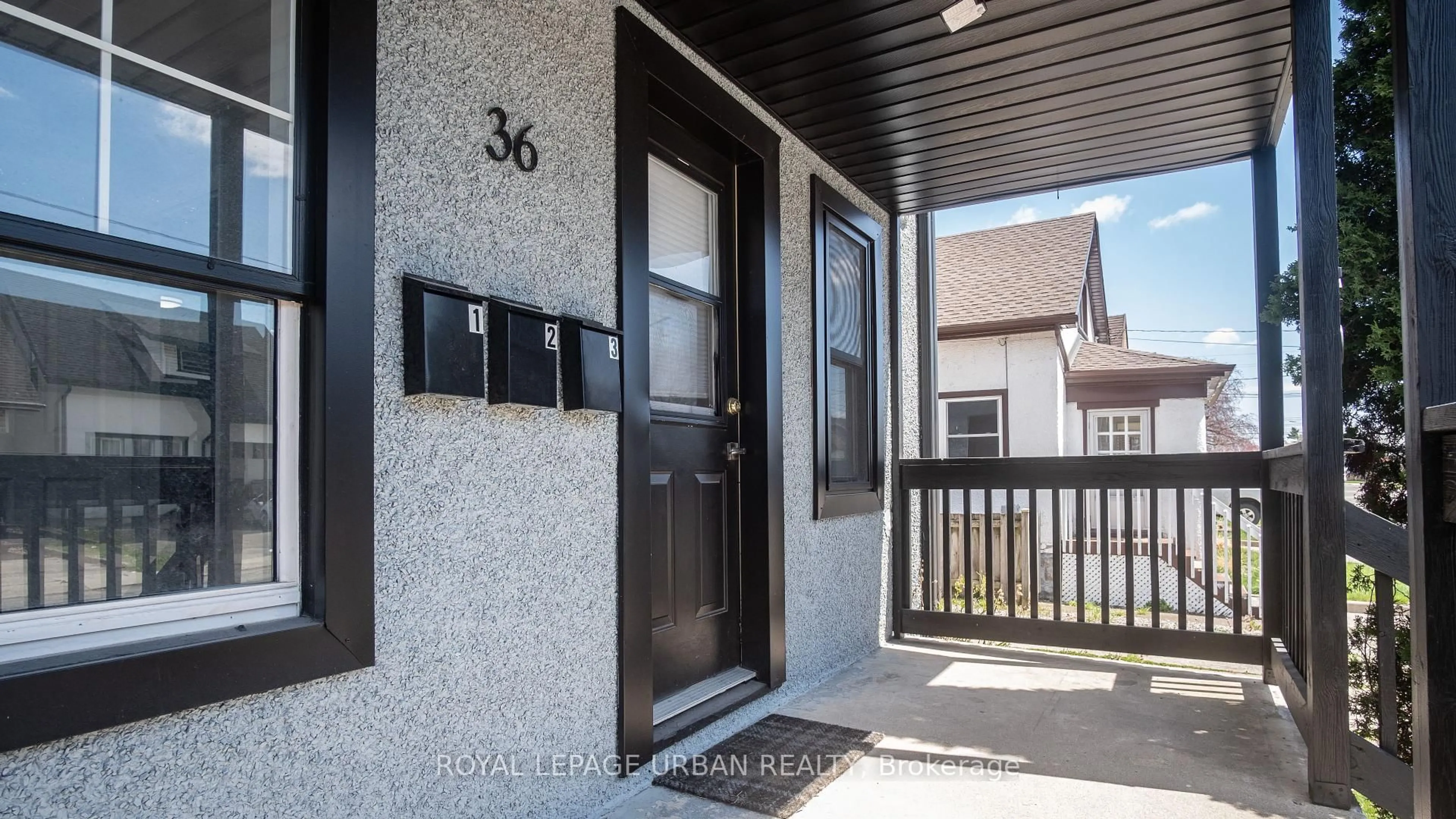 Indoor entryway for 36 Welland St, Welland Ontario L3B 4E4
