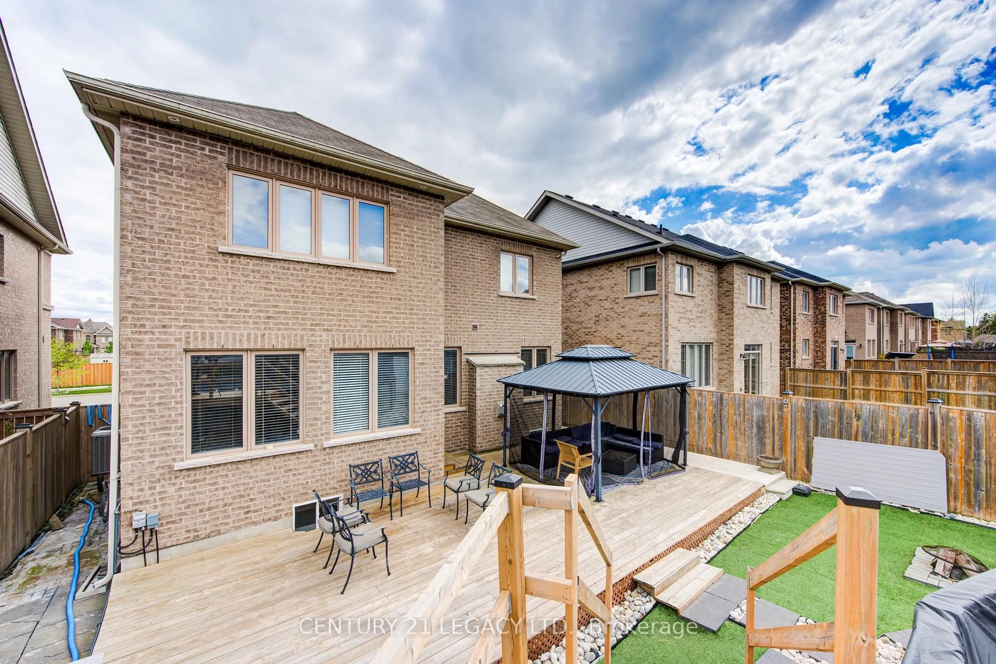 A pic from outside/outdoor area/front of a property/back of a property/a pic from drone, unknown for 1065 Upper Thames Dr, Woodstock Ontario N4T 0H2