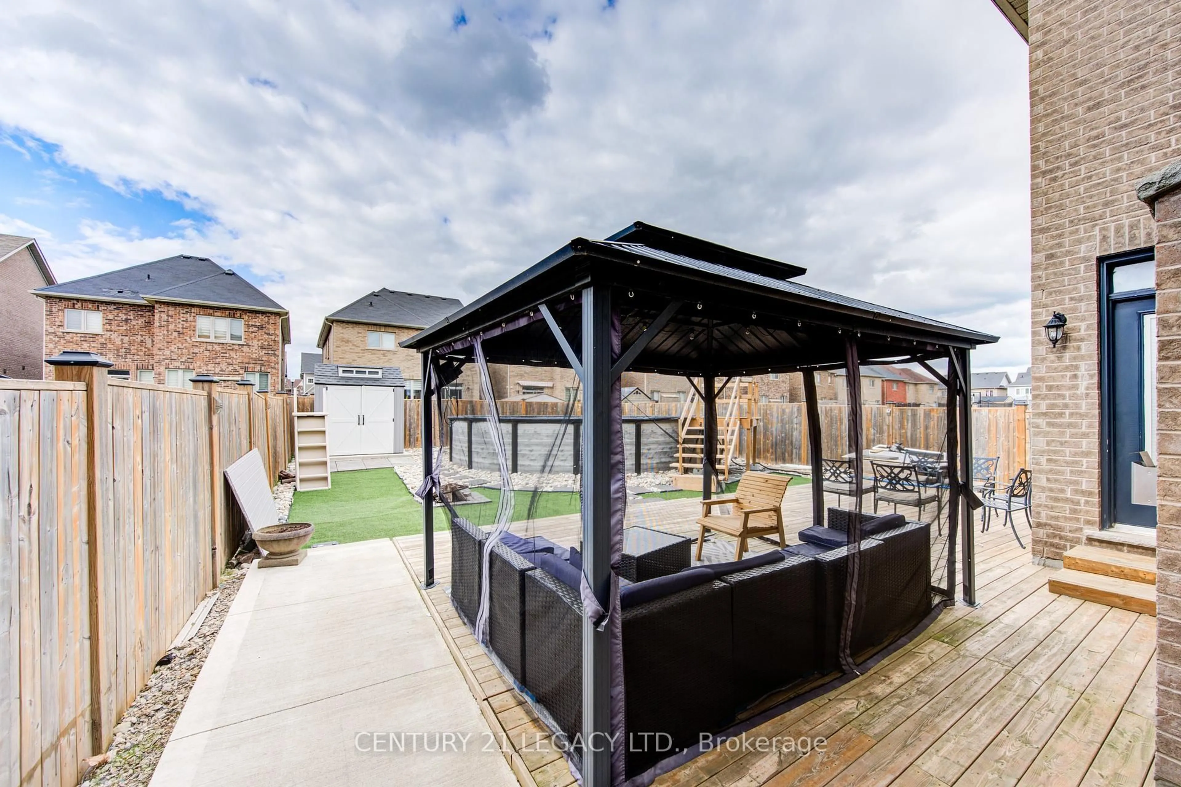 Patio, street for 1065 Upper Thames Dr, Woodstock Ontario N4T 0H2