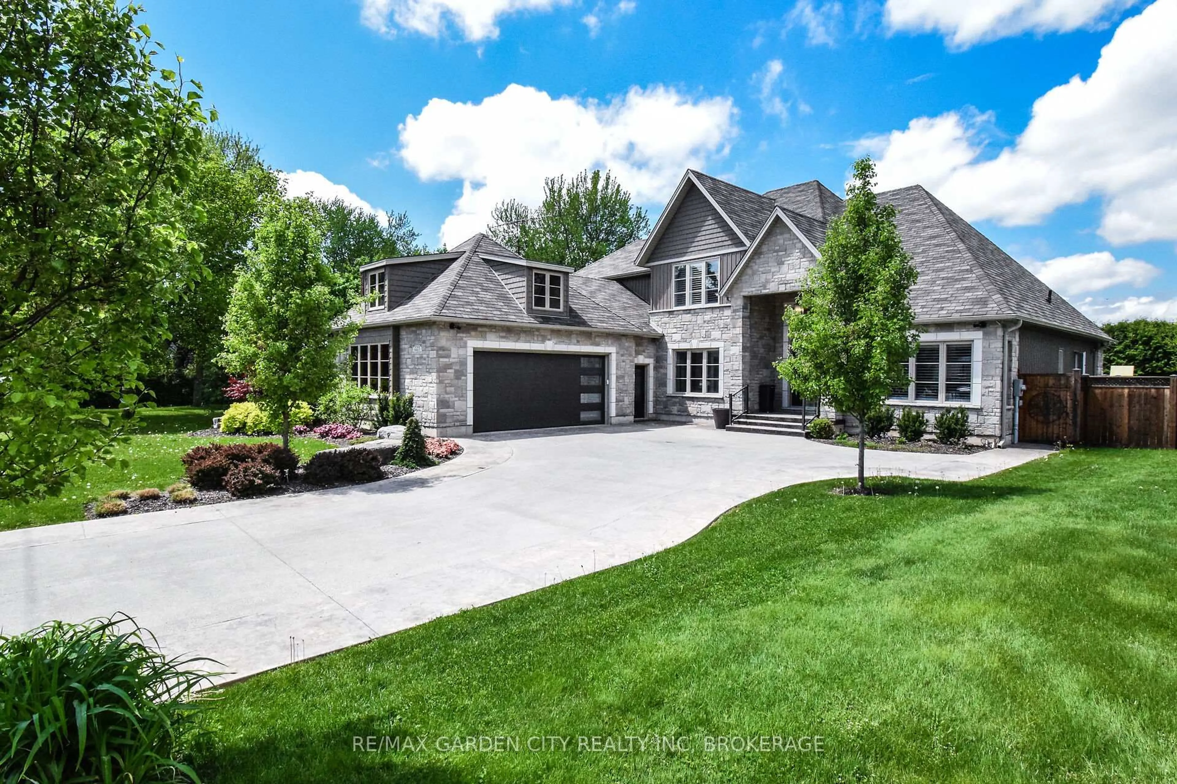 Home with brick exterior material, street for 223 WILLSON Rd, Welland Ontario L3C 2T7