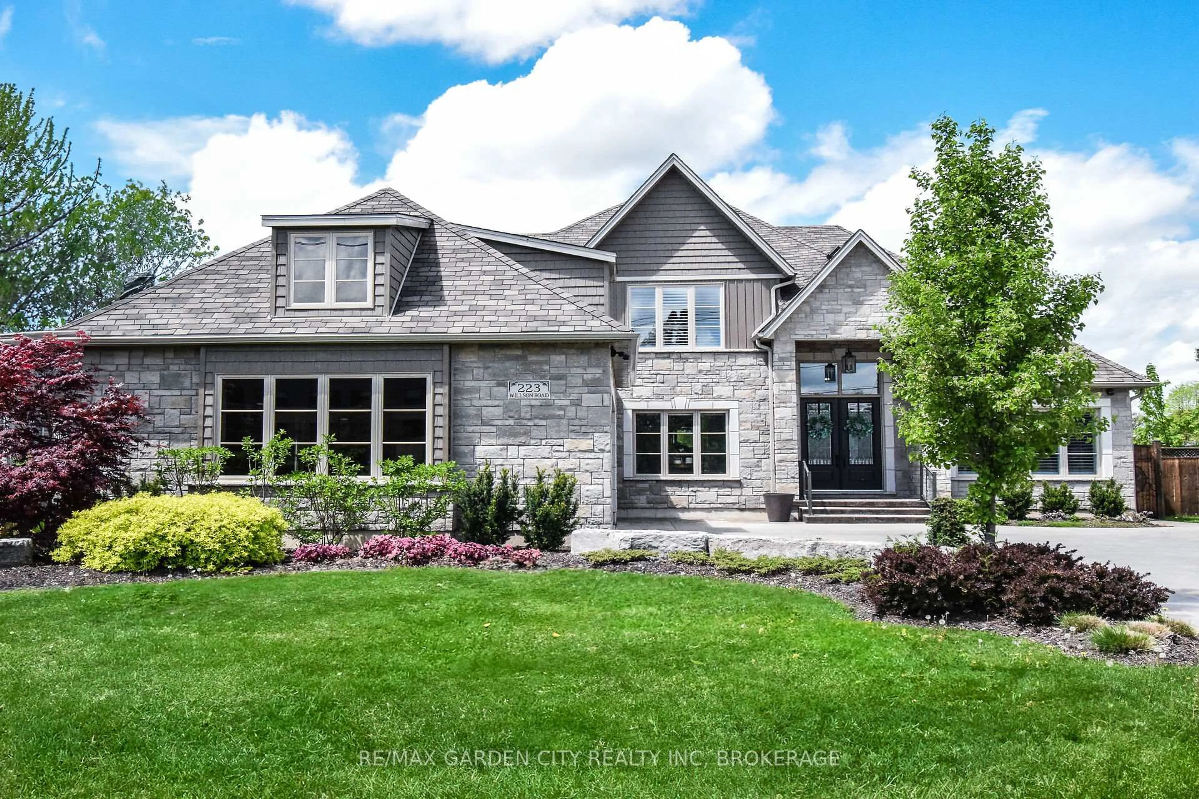Home with brick exterior material, street for 223 WILLSON Rd, Welland Ontario L3C 2T7